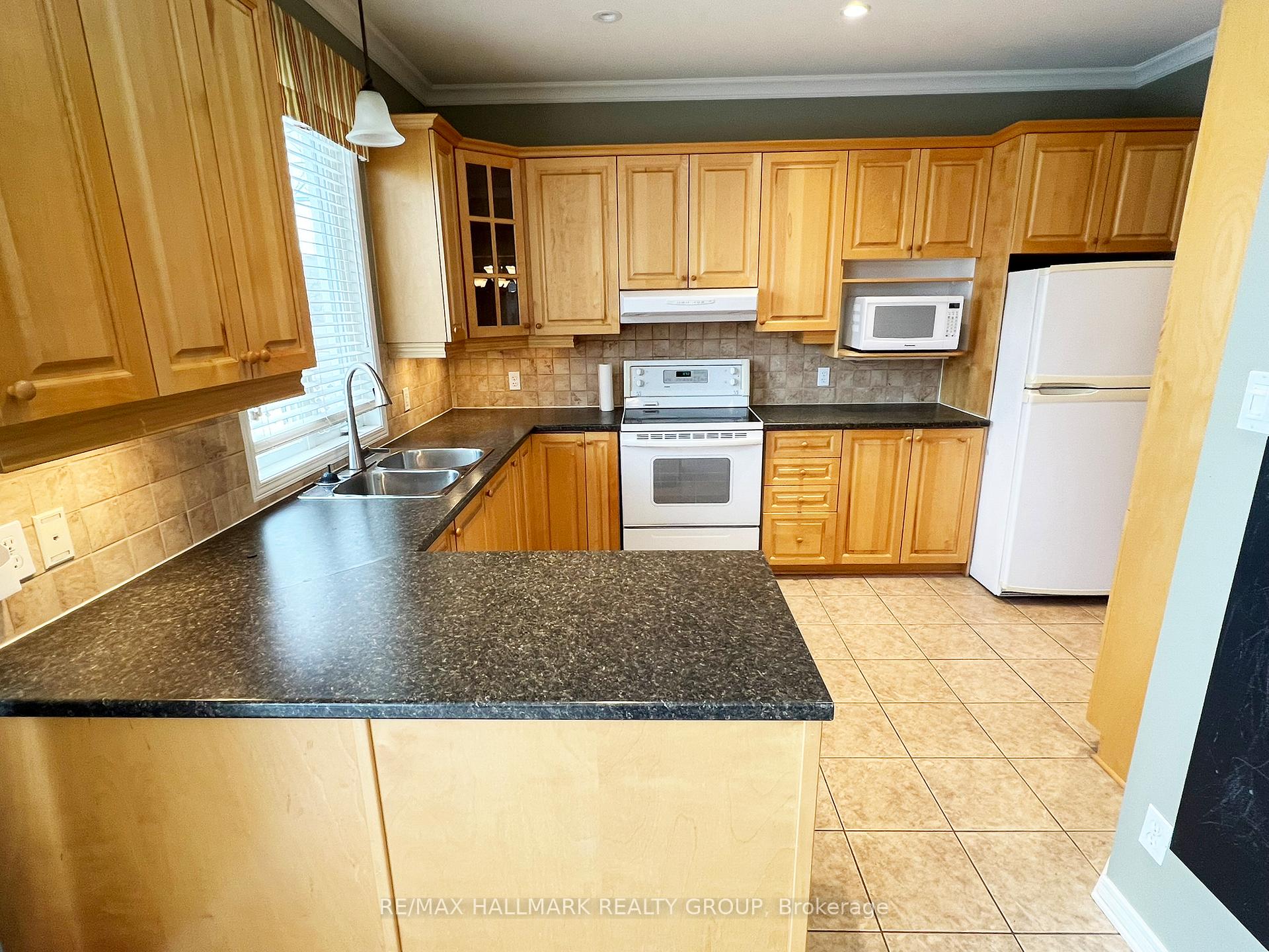 Photo 4 of 325 Edgemoore Crescent, Ottawa, Kanata - Morgan's Grant/South March — HOMEH