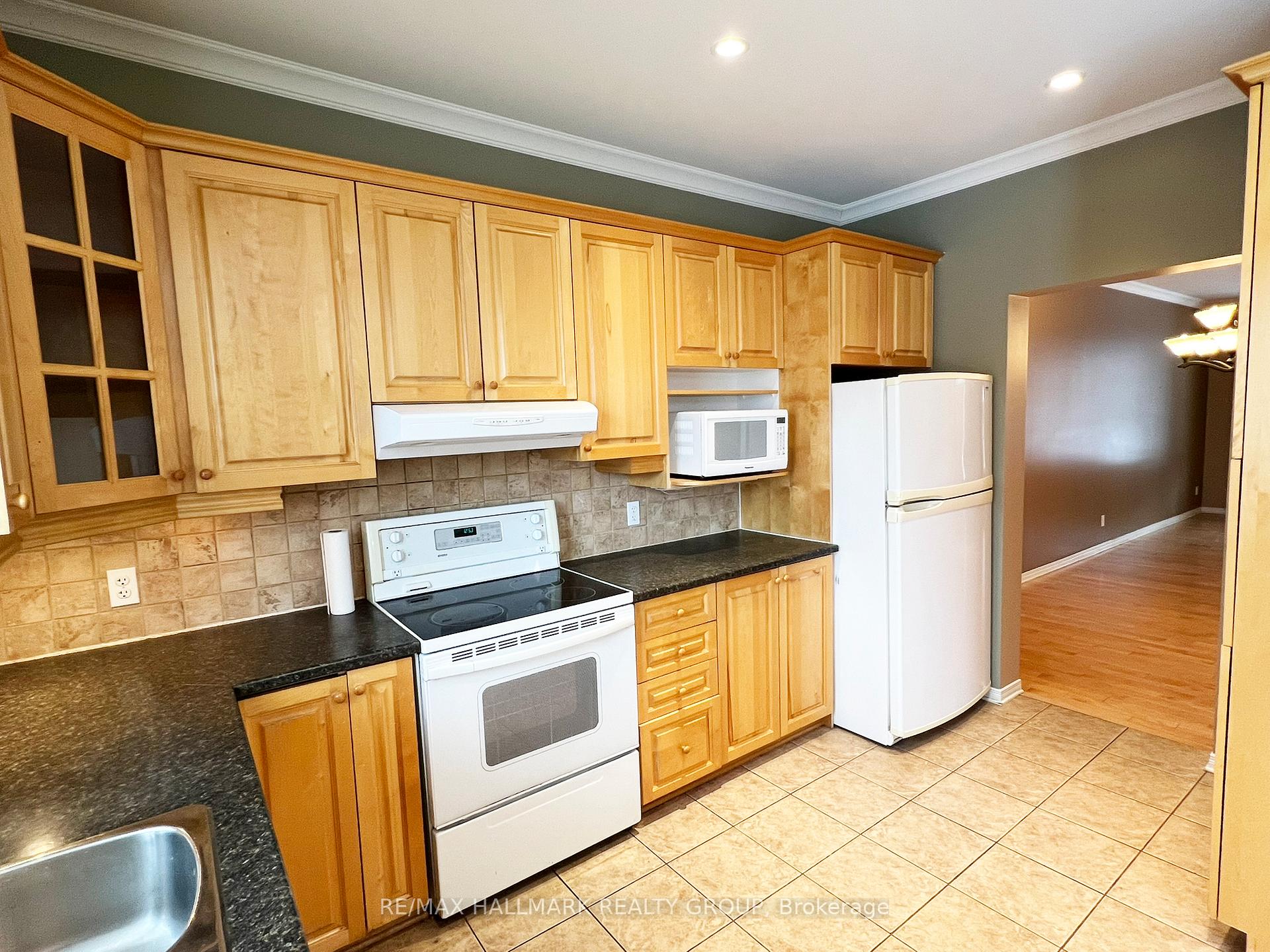 Photo 5 of 325 Edgemoore Crescent, Ottawa, Kanata - Morgan's Grant/South March — HOMEH