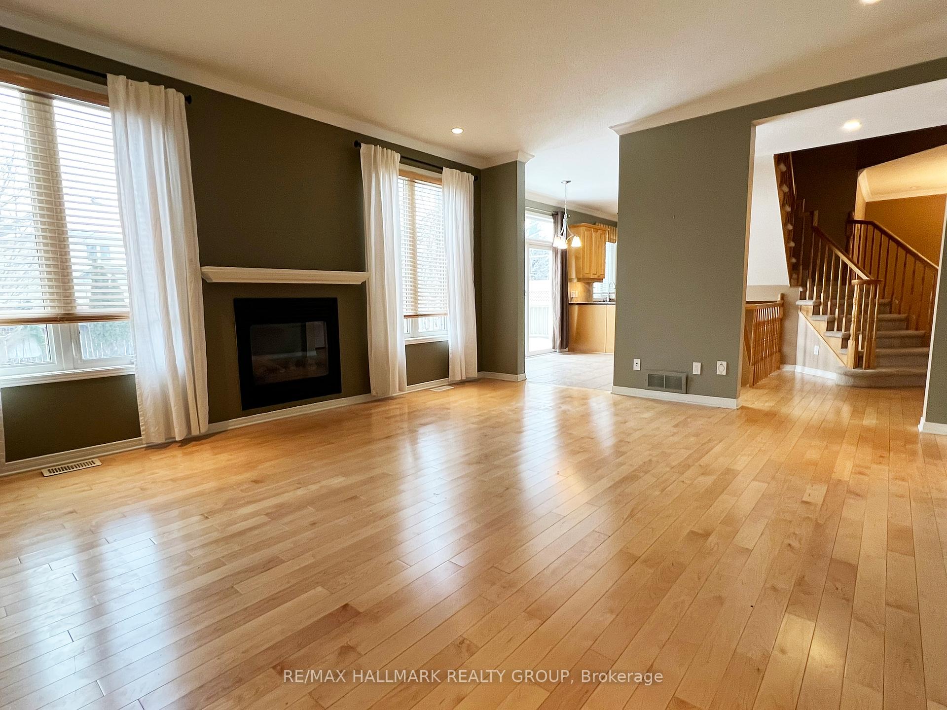 Photo 8 of 325 Edgemoore Crescent, Ottawa, Kanata - Morgan's Grant/South March — HOMEH