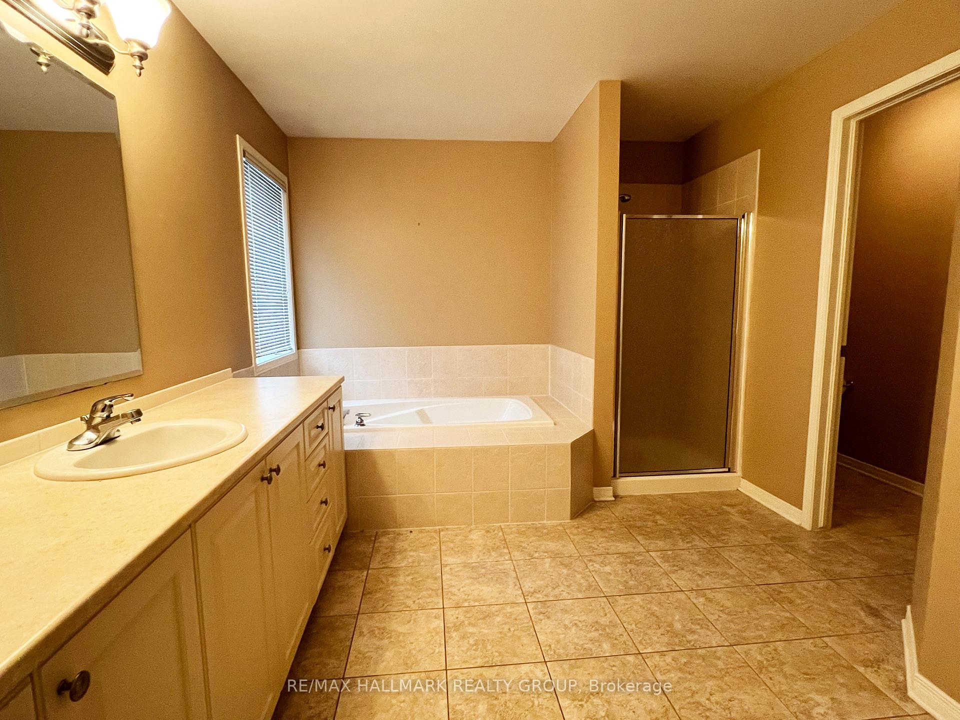 Photo 10 of 325 Edgemoore Crescent, Ottawa, Kanata - Morgan's Grant/South March — HOMEH