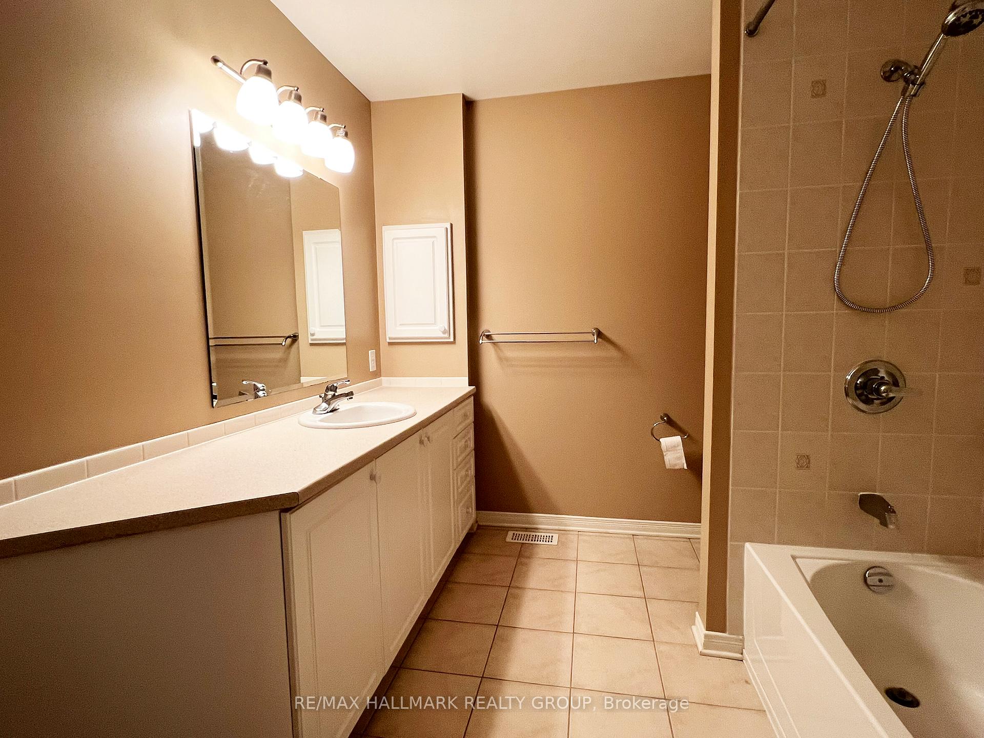 Photo 14 of 325 Edgemoore Crescent, Ottawa, Kanata - Morgan's Grant/South March — HOMEH