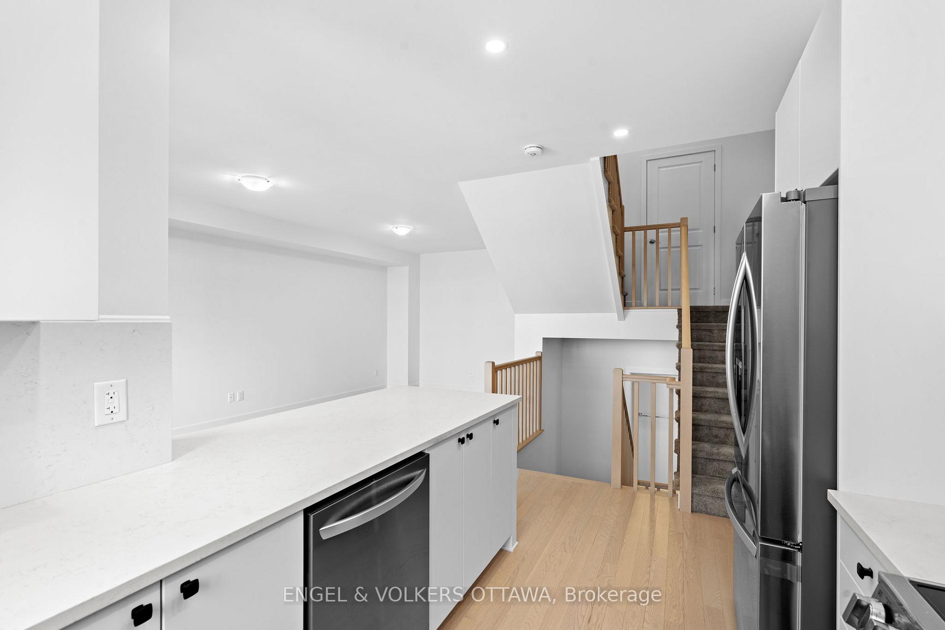 Photo 12 of 824 Anciano Crescent, Ottawa, Kanata - Emerald Meadows/Trailwest — HOMEH