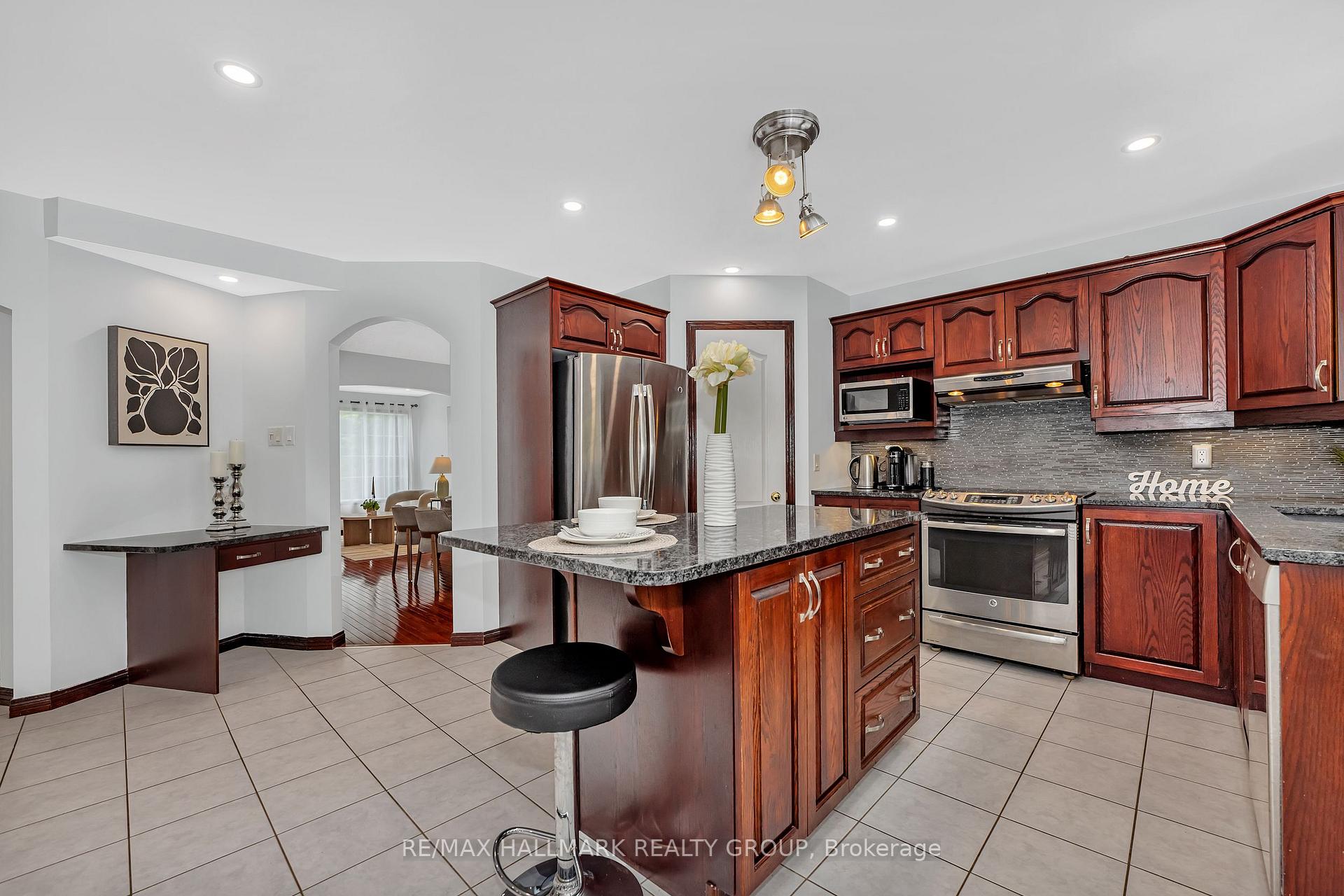 Photo 14 of 19 Langford Crescent, Ottawa, Kanata - Kanata Lakes/Heritage Hills — HOMEH