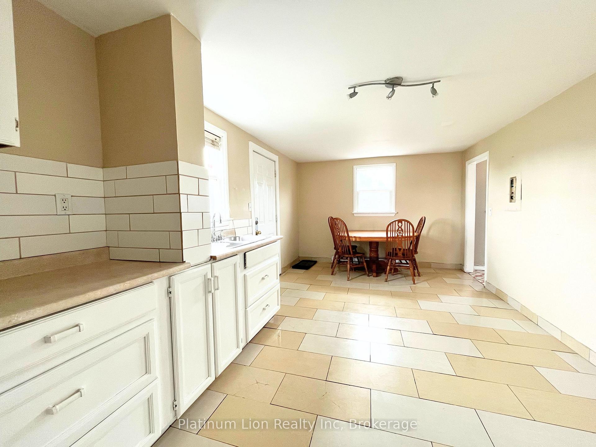 Photo 4 of Unit 3, 114 West Avenue N, Hamilton, Landsdale — HOMEH