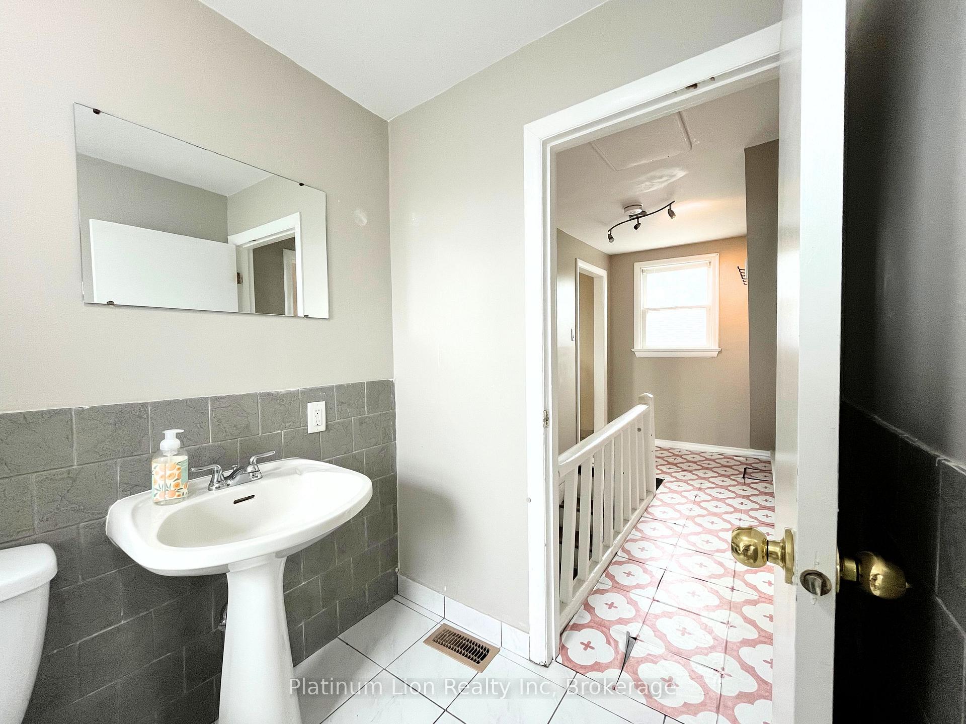 Photo 10 of Unit 3, 114 West Avenue N, Hamilton, Landsdale — HOMEH