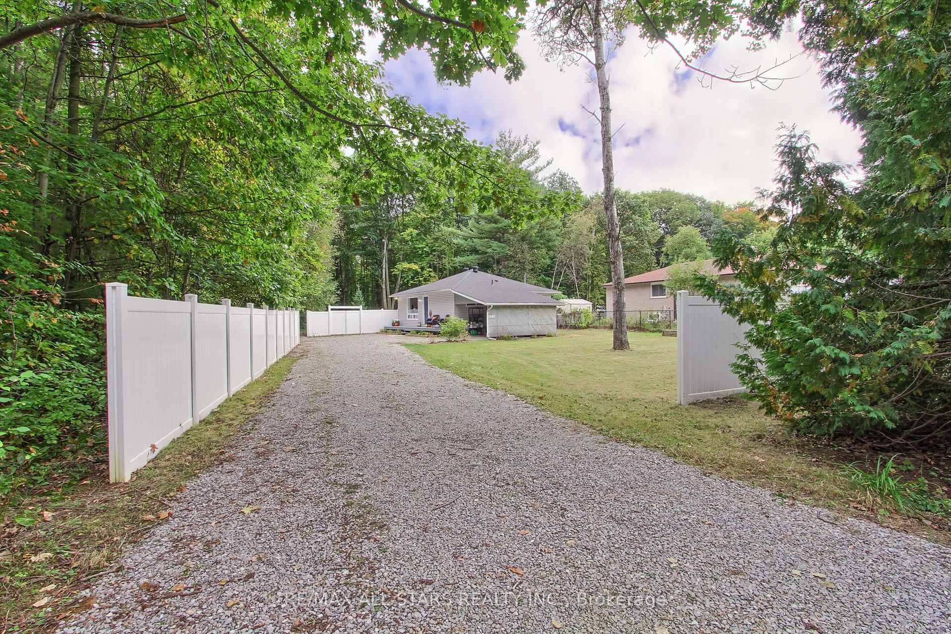 Photo 2 of 621 Pinegrove Avenue, Innisfil, Rural Innisfil — HOMEH