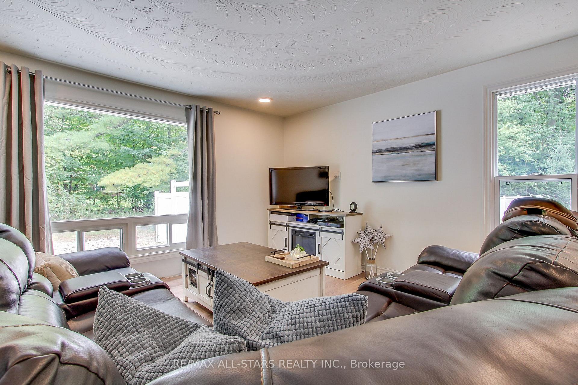 Photo 5 of 621 Pinegrove Avenue, Innisfil, Rural Innisfil — HOMEH