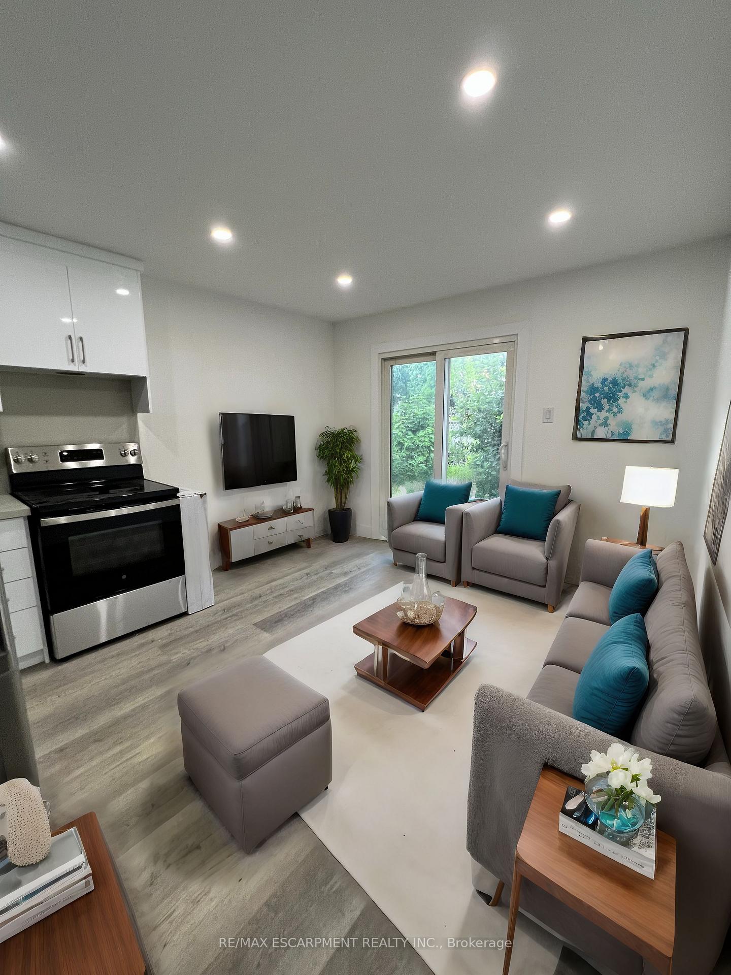 Photo 2 of Unit Unit #2, 10 Jamie Ann Street, Hamilton, Trenholme — HOMEH