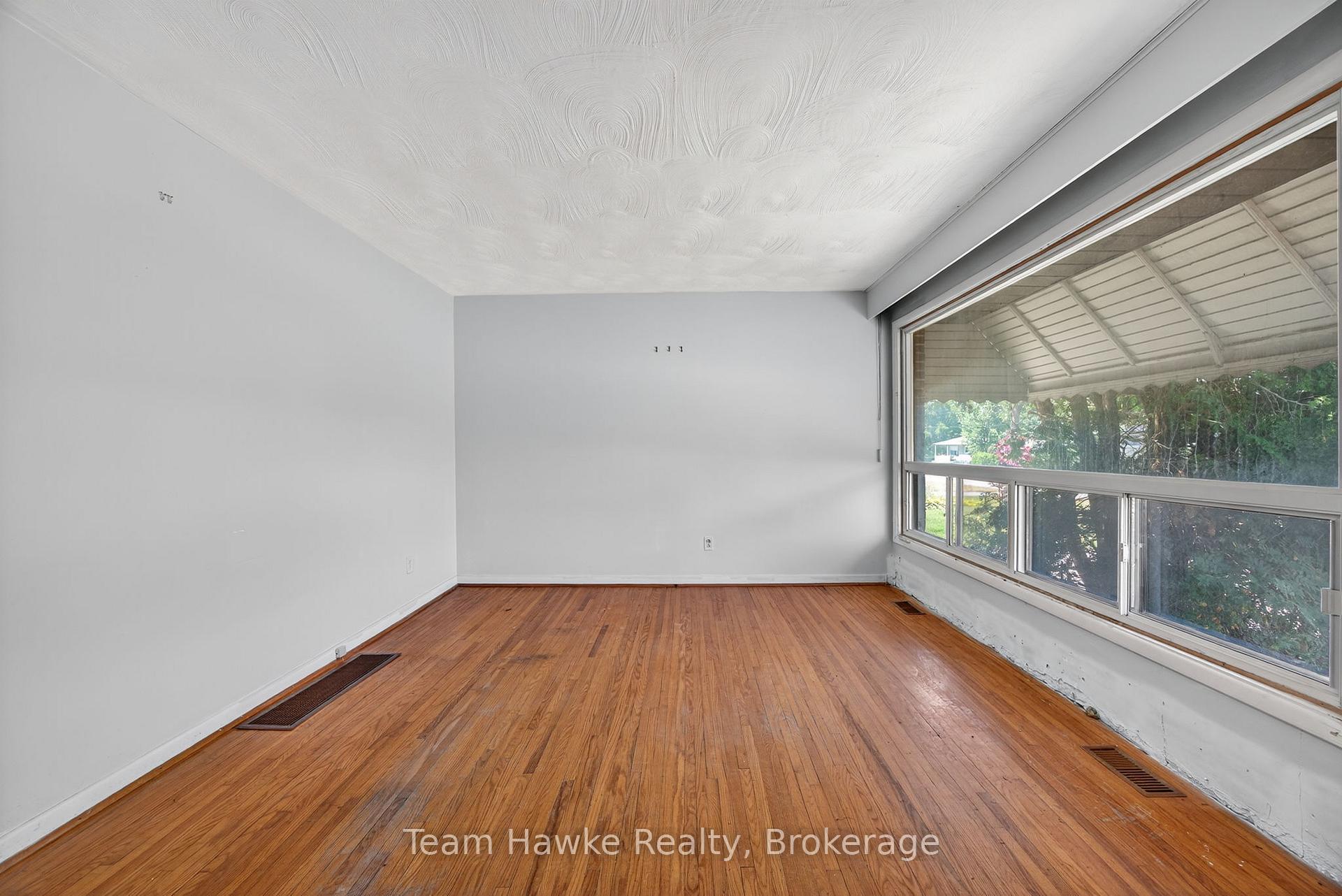 Photo 10 of 303 Scott Street, Midland — HOMEH