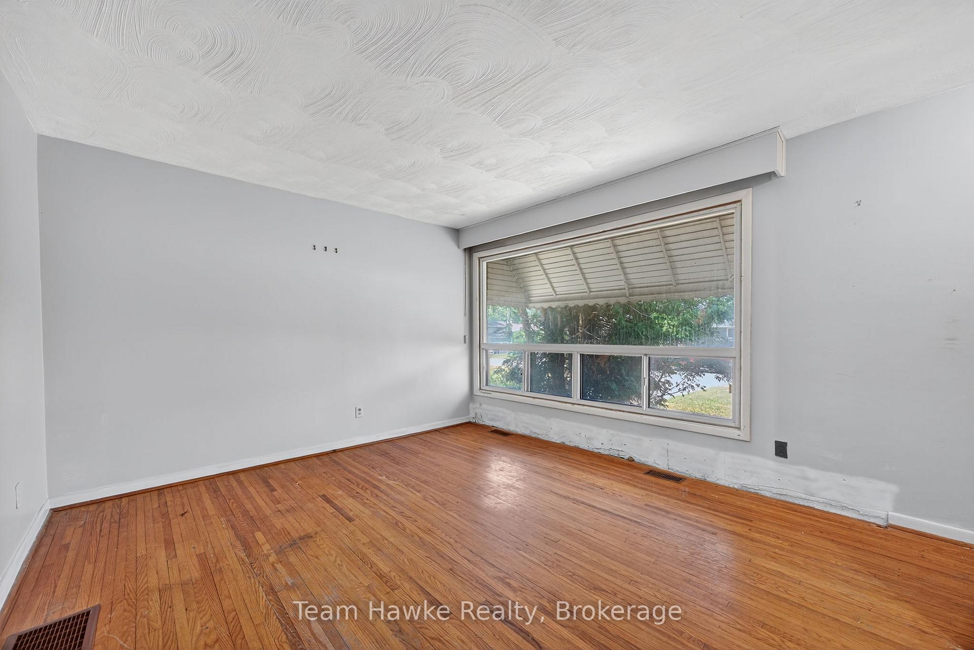Photo 11 of 303 Scott Street, Midland — HOMEH