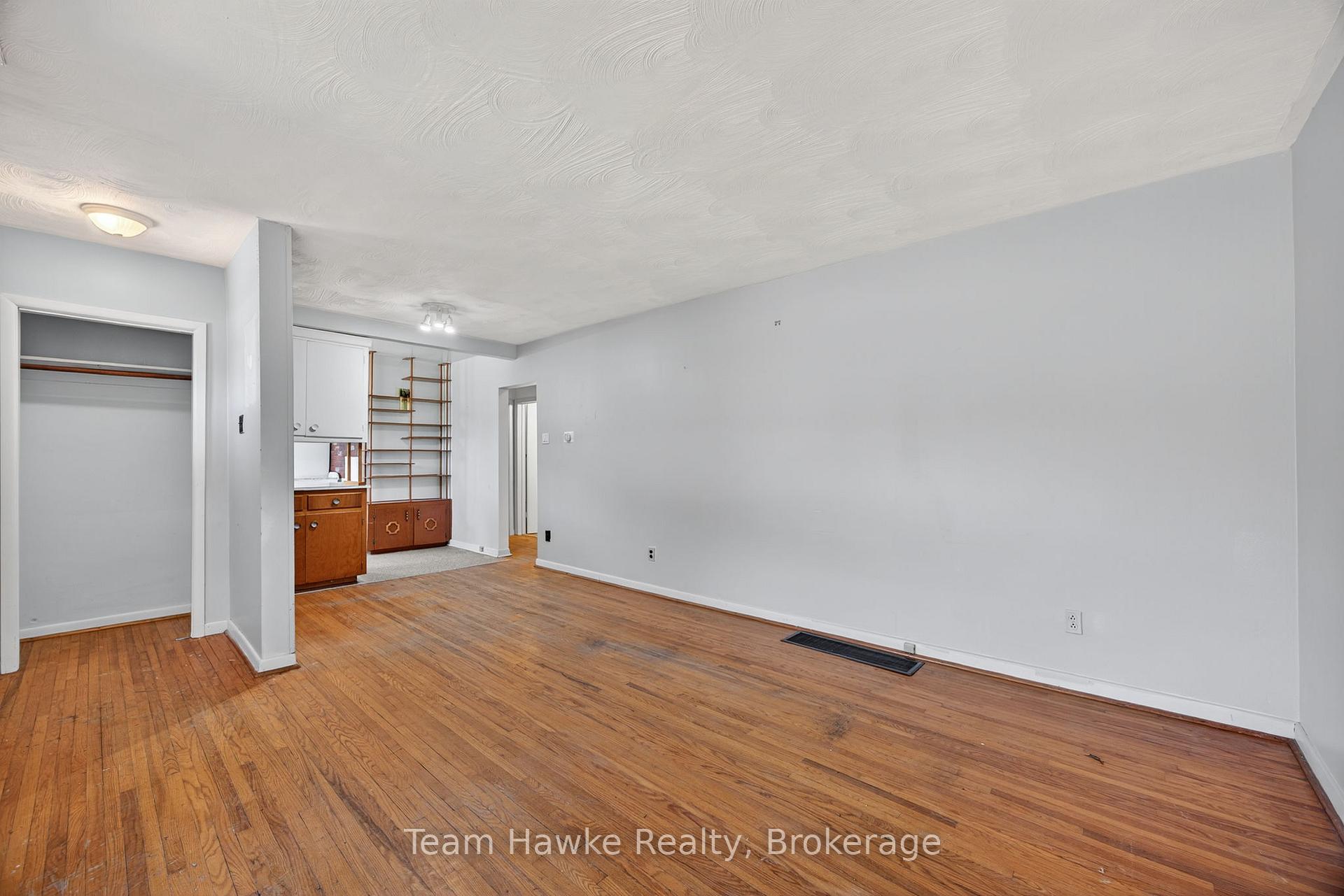 Photo 13 of 303 Scott Street, Midland — HOMEH
