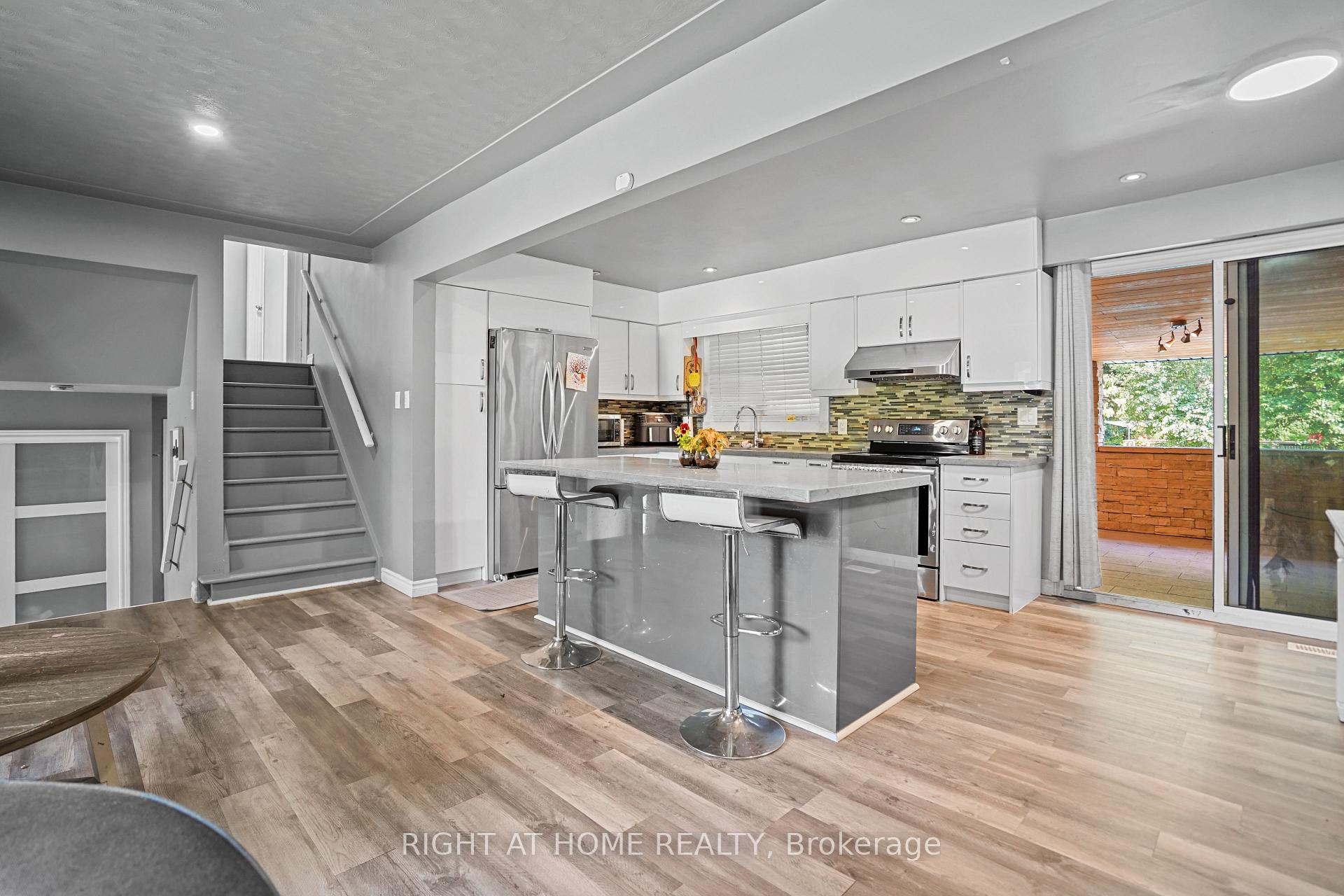 Photo 10 of 82 Dreger Avenue S, Kitchener — HOMEH