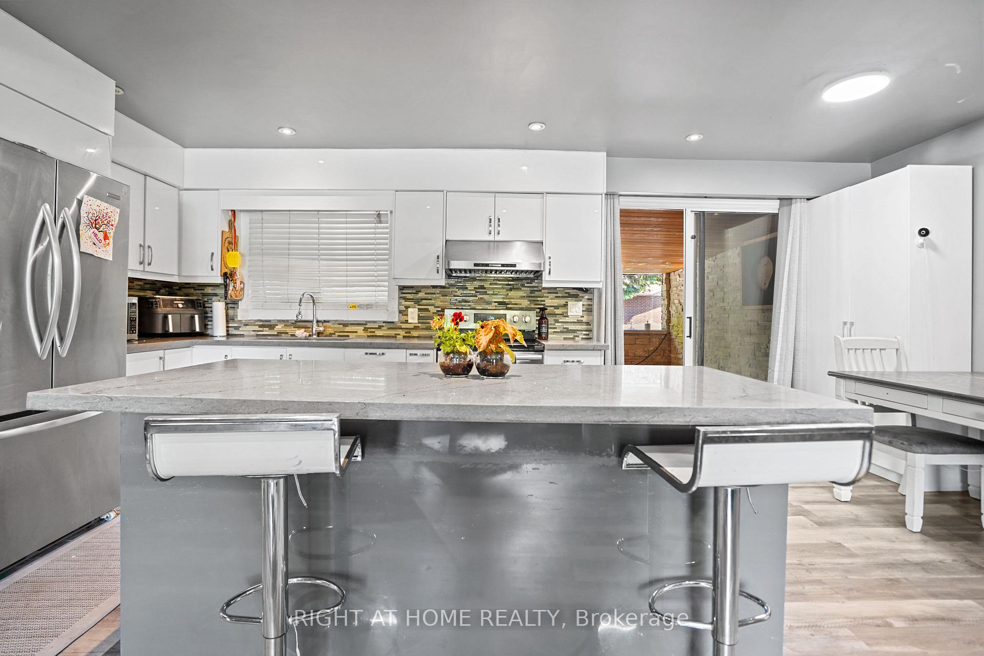 Photo 11 of 82 Dreger Avenue S, Kitchener — HOMEH