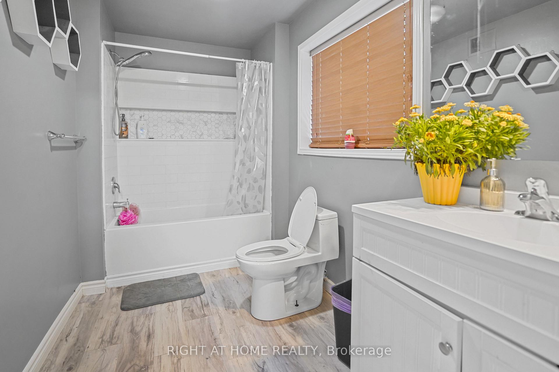 Photo 17 of 82 Dreger Avenue S, Kitchener — HOMEH