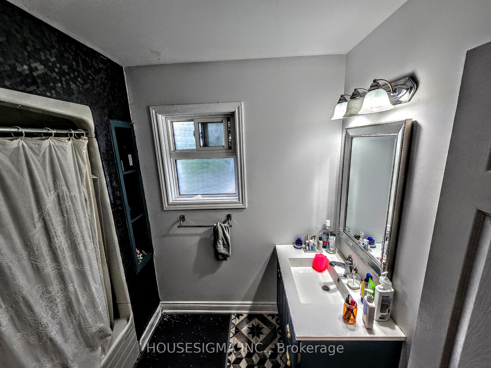 Photo 9 of Unit UPPER, 33 Warren Avenue, Hamilton, Balfour — HOMEH