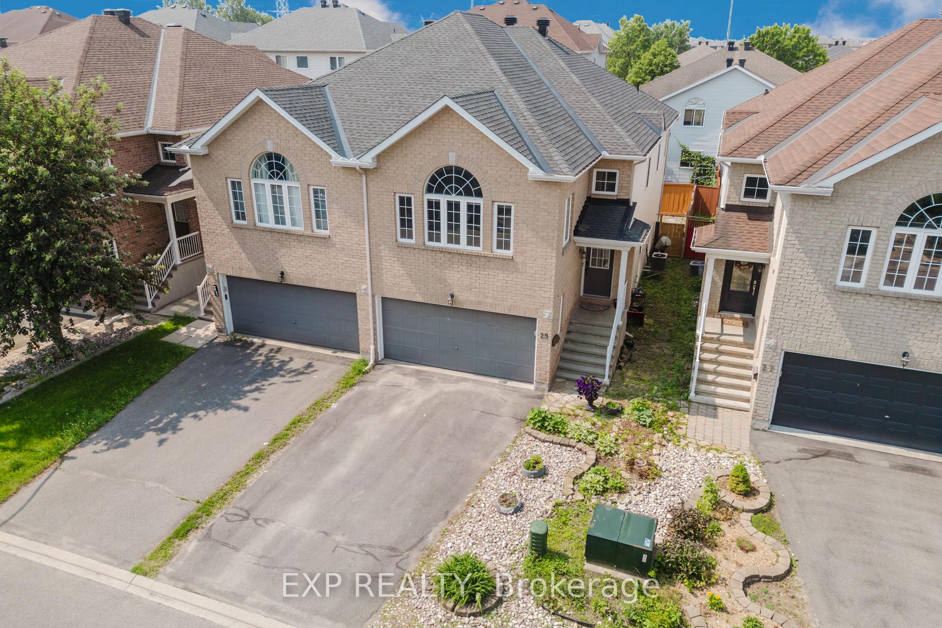 Photo 2 of 29 Castle Glen Crescent, Ottawa, Kanata - Glencairn/Hazeldean — HOMEH