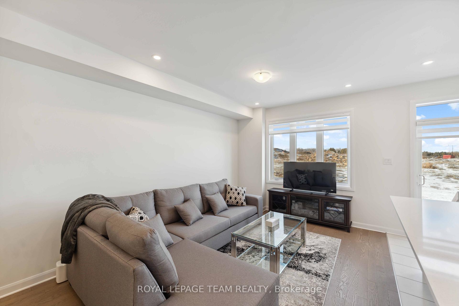 Photo 3 of 168 Invention Boulevard, Ottawa, Kanata - Morgan's Grant/South March — HOMEH