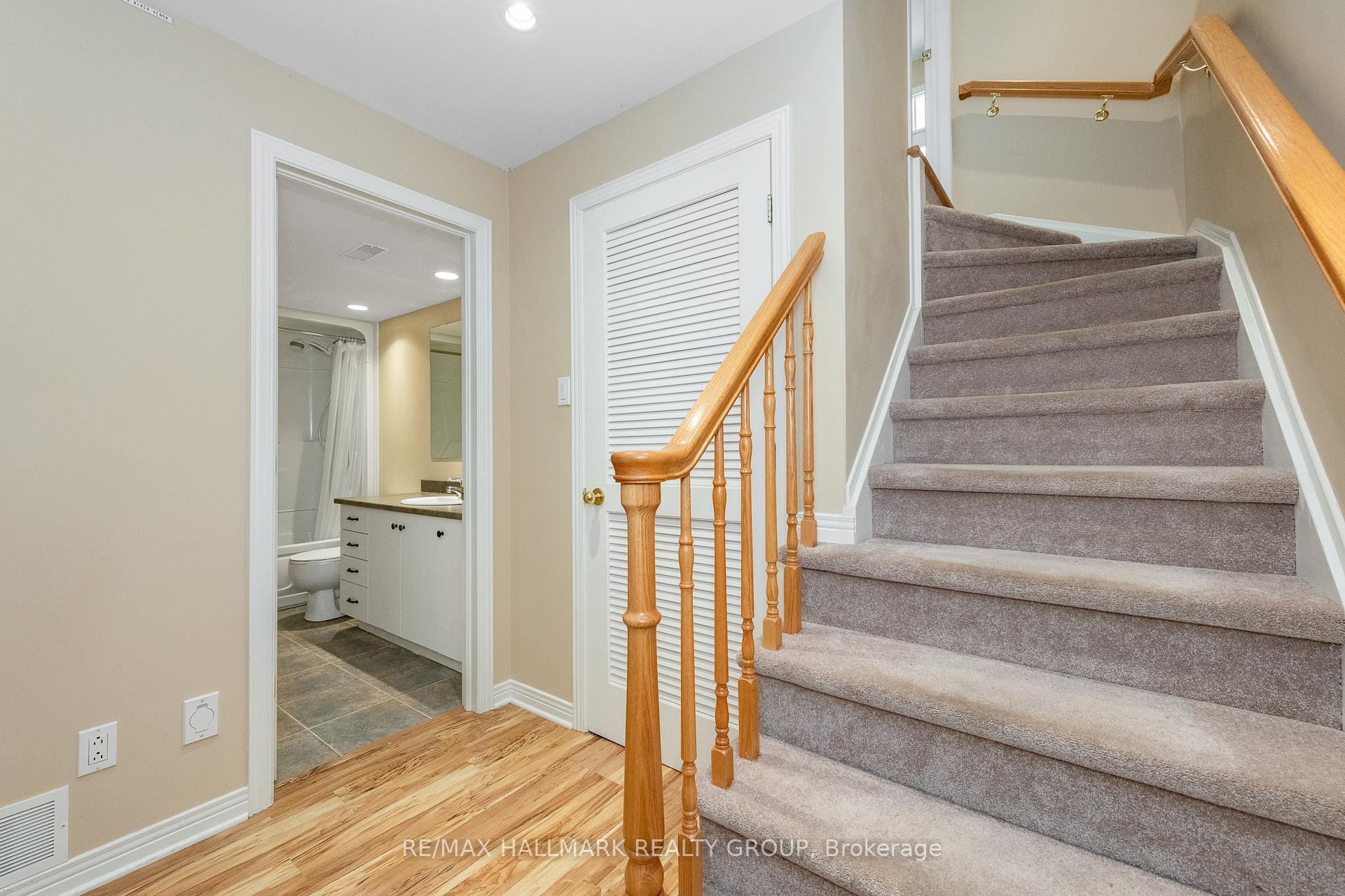 Photo 3 of Unit B, 108 Milner Downs Crescent, Ottawa, Kanata - Emerald Meadows/Trailwest — HOMEH