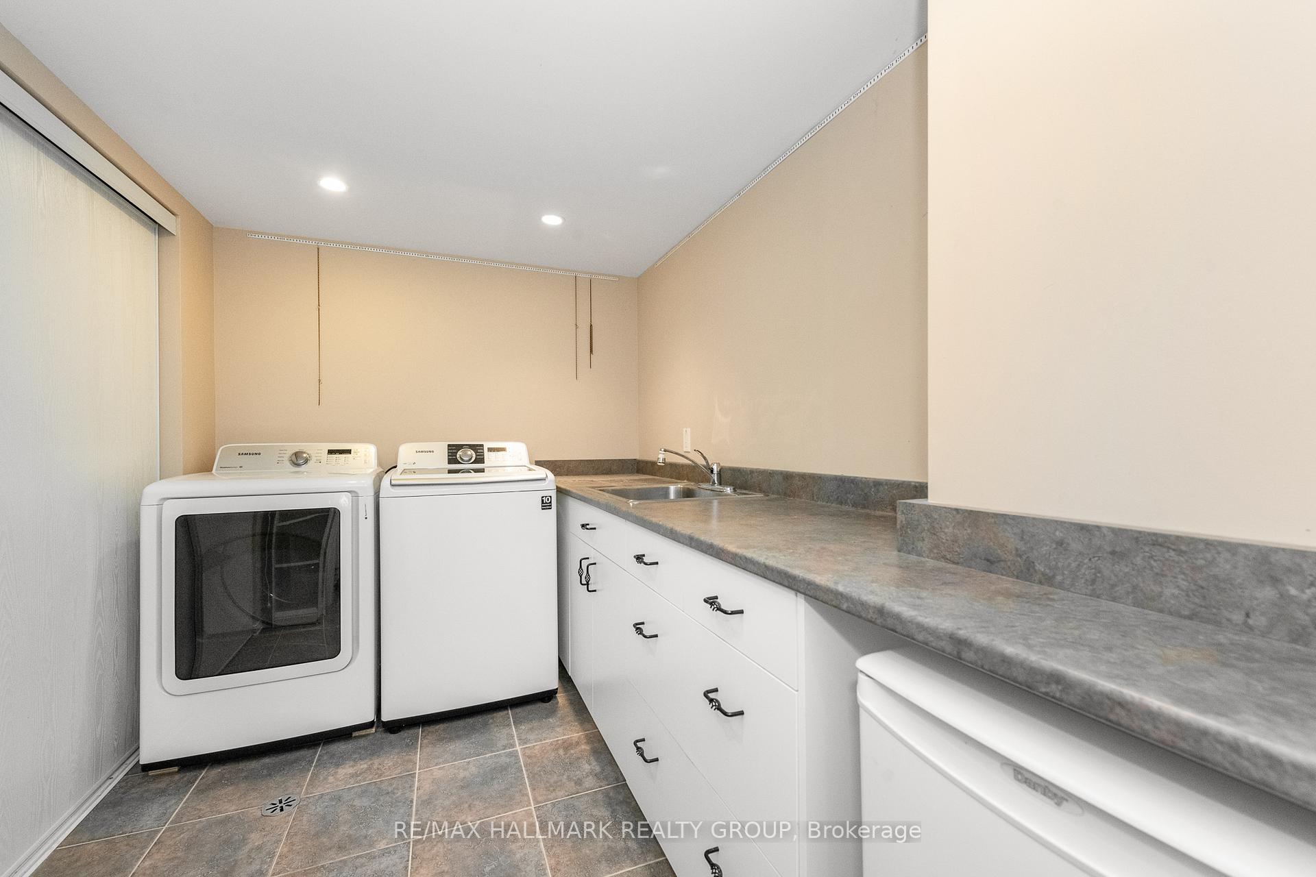 Photo 7 of Unit B, 108 Milner Downs Crescent, Ottawa, Kanata - Emerald Meadows/Trailwest — HOMEH