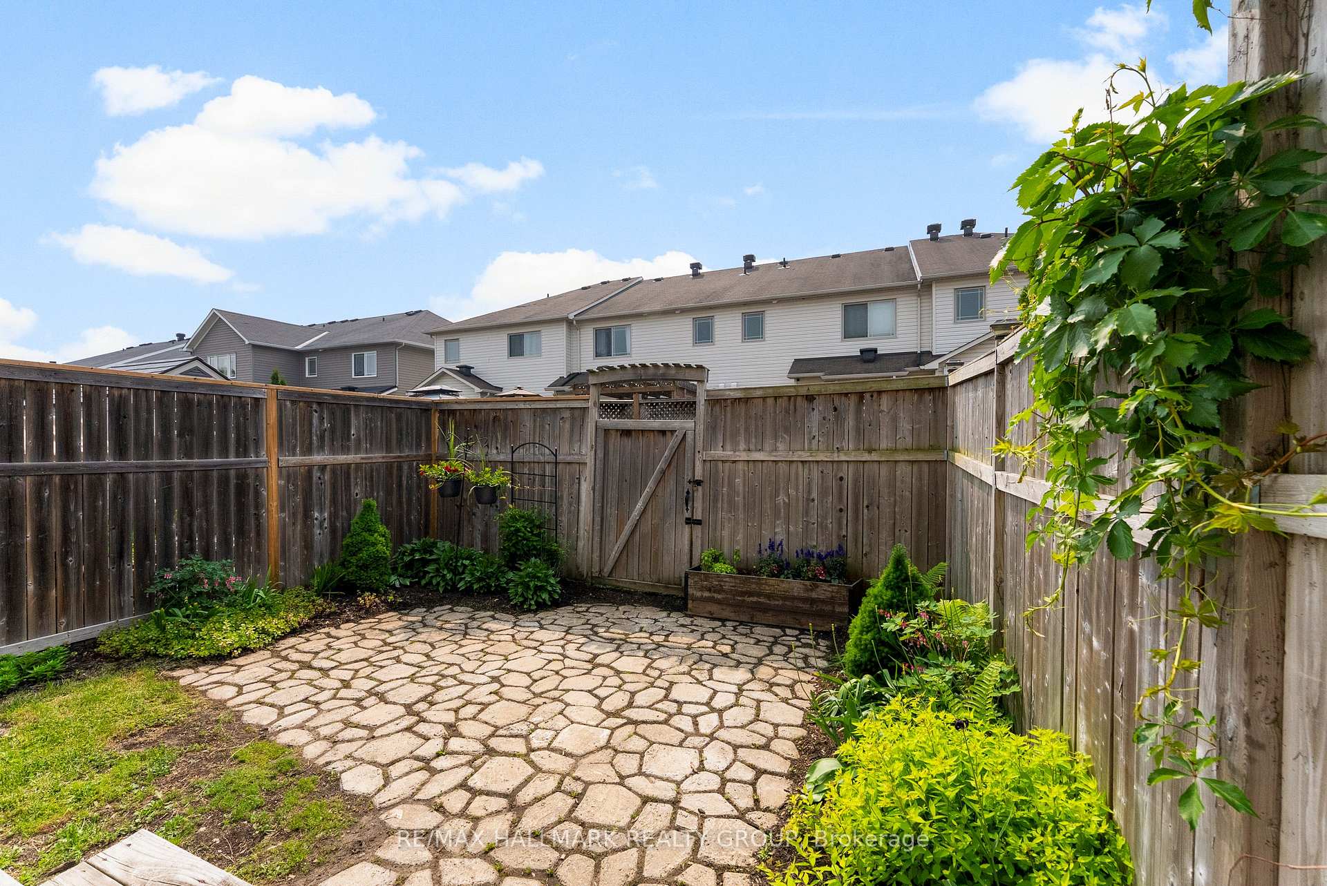 Photo 5 of 827 Tabaret Street, Ottawa, Kanata - Emerald Meadows/Trailwest — HOMEH