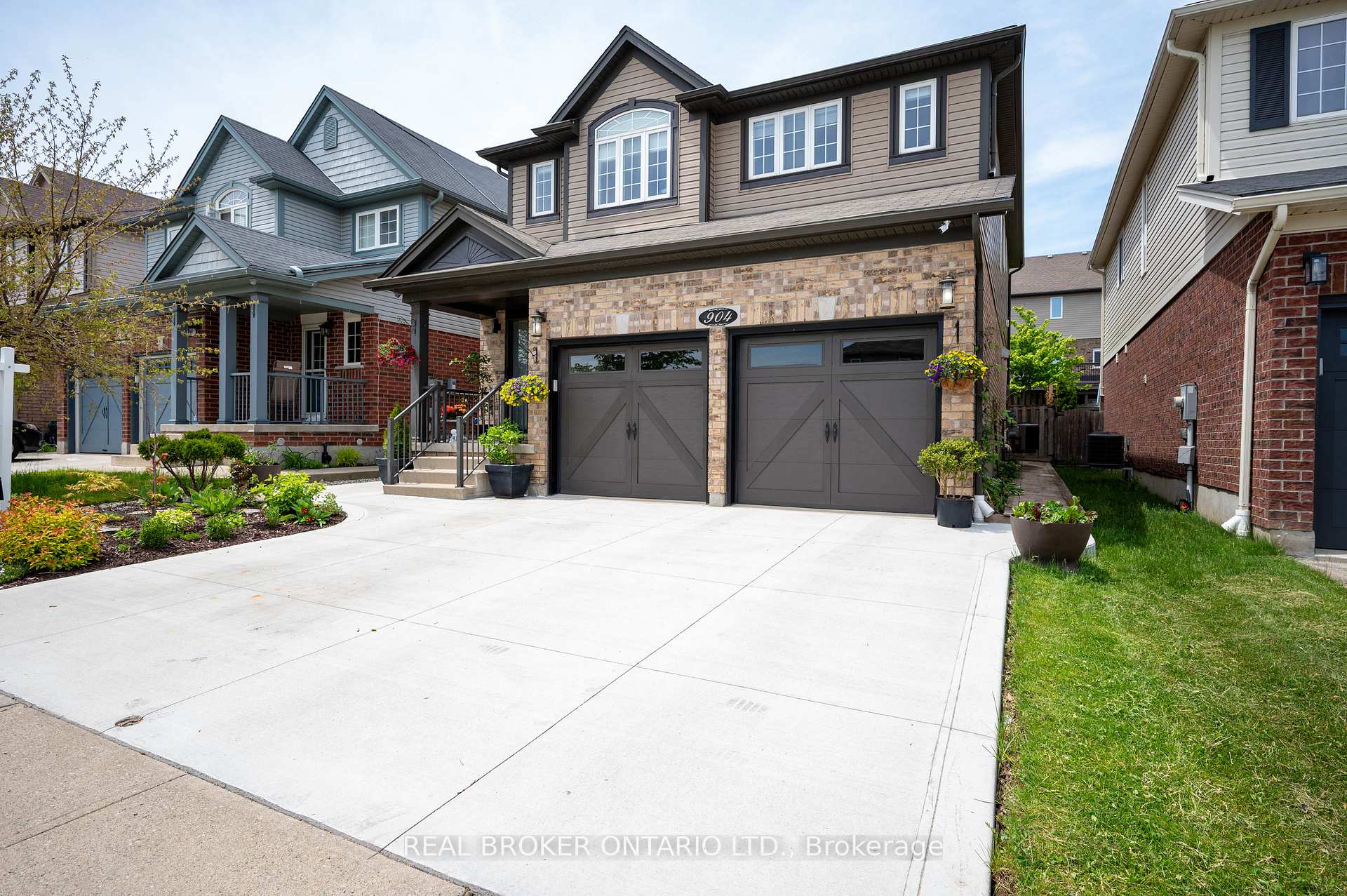 Photo 2 of 904 Magdalena Court, Kitchener — HOMEH