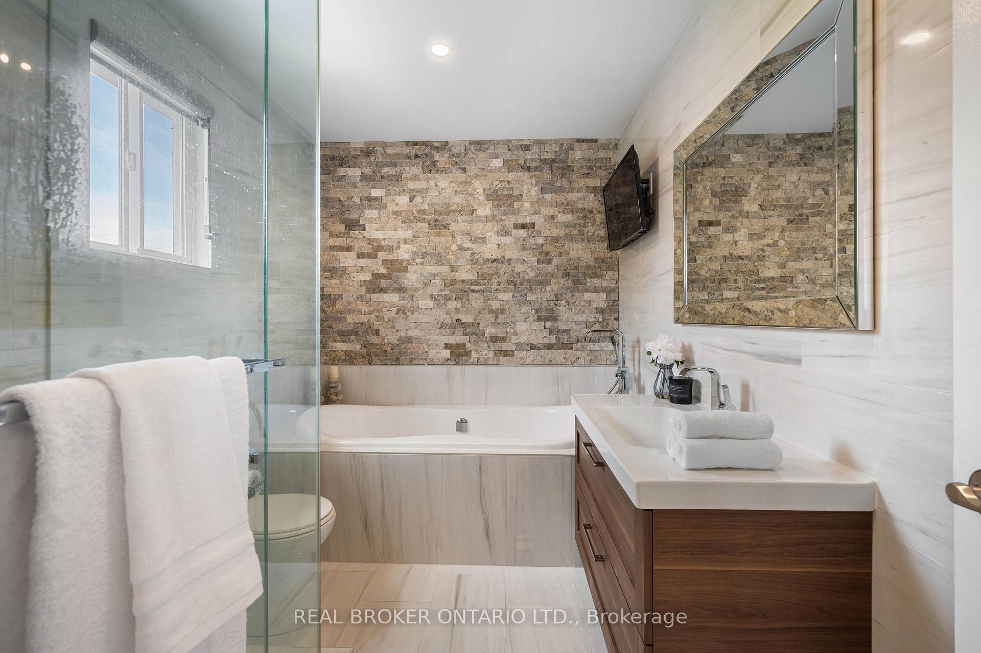 Photo 16 of 904 Magdalena Court, Kitchener — HOMEH