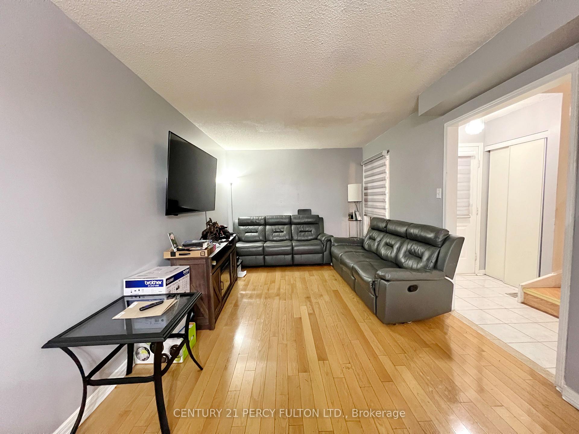 Photo 3 of 37 Mindy Crescent, Markham, Middlefield — HOMEH