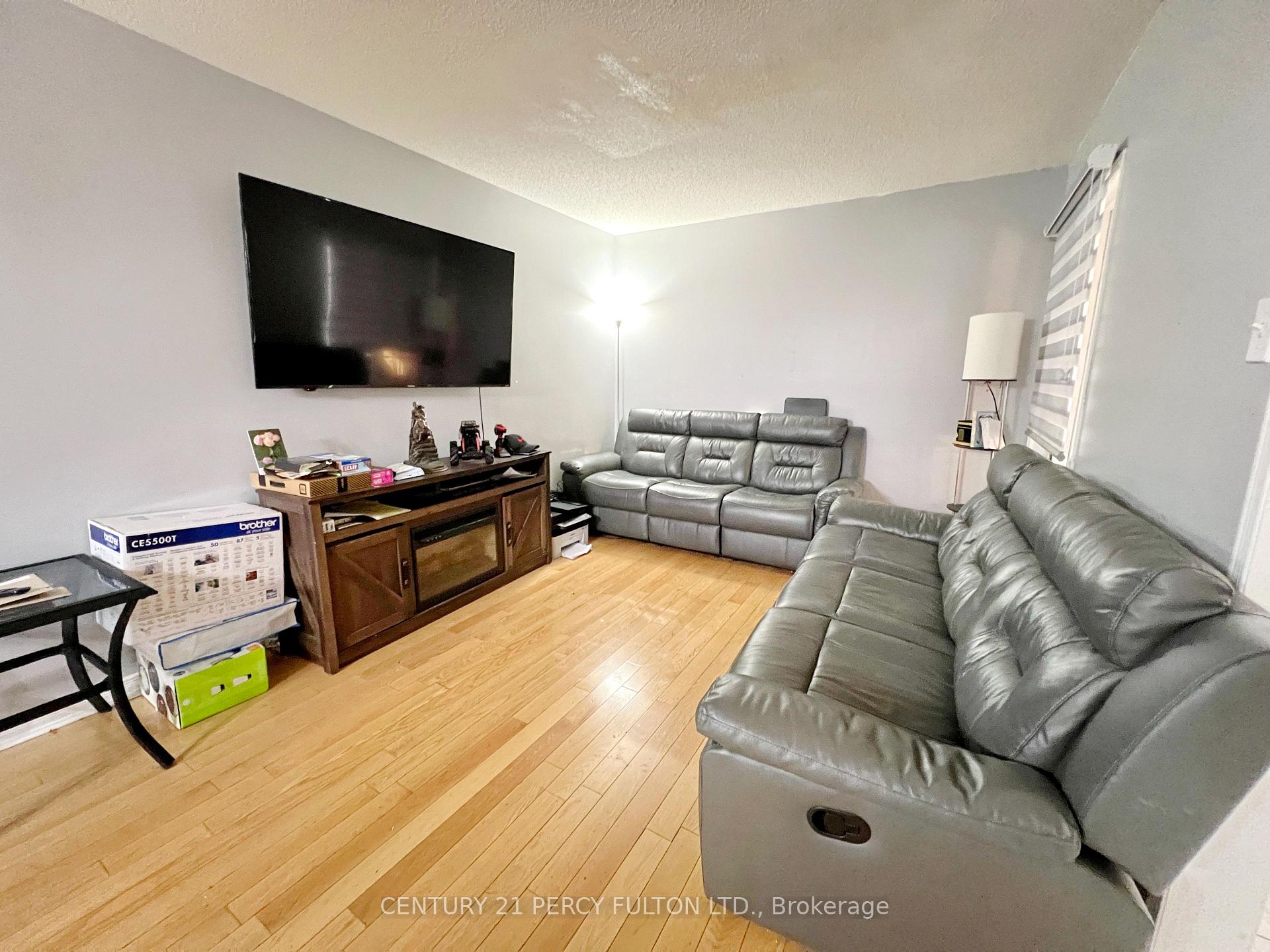 Photo 5 of 37 Mindy Crescent, Markham, Middlefield — HOMEH