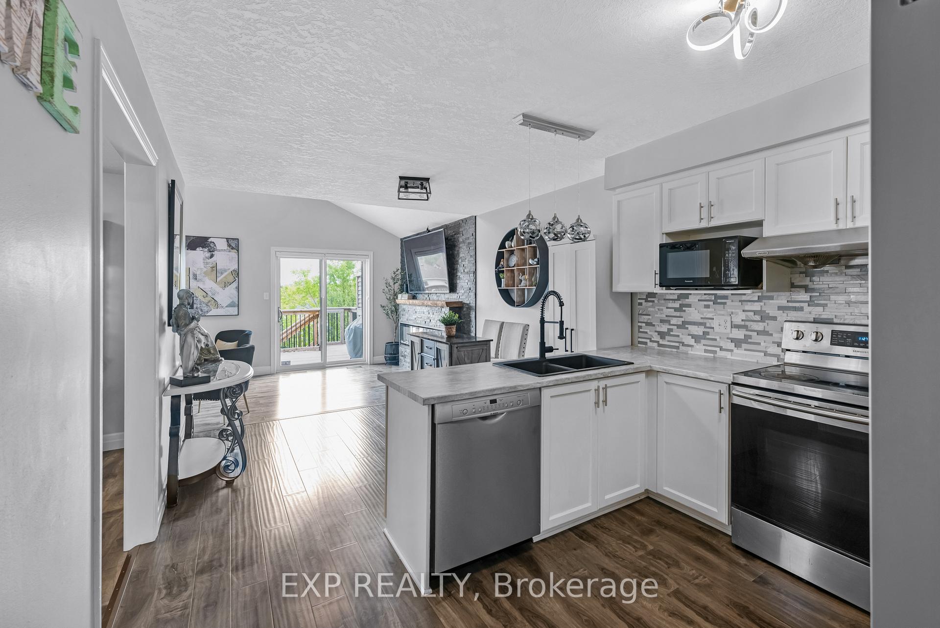 Photo 11 of 175 Hollyridge Crescent, Kitchener — HOMEH