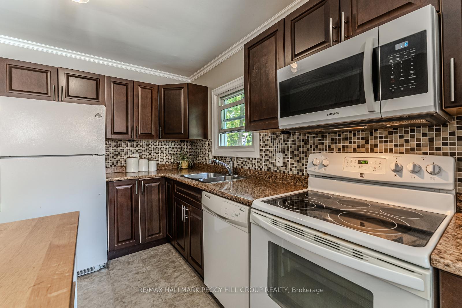Photo 4 of 730 Quebec Street, Midland — HOMEH