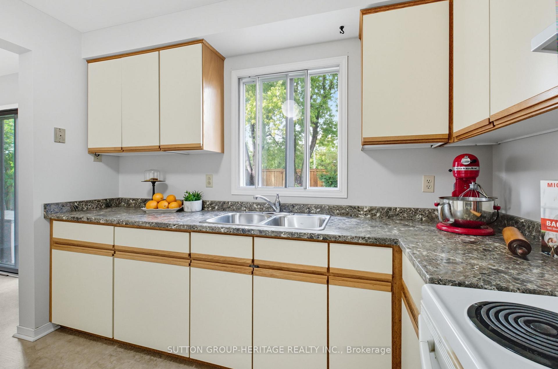 Photo 13 of 69 Spragg Circle, Markham, Markham Village — HOMEH
