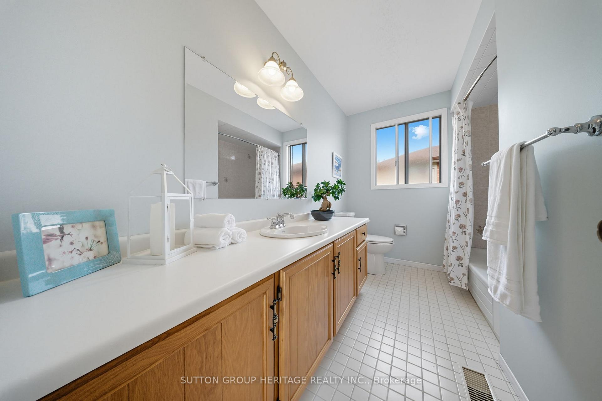 Photo 23 of 69 Spragg Circle, Markham, Markham Village — HOMEH