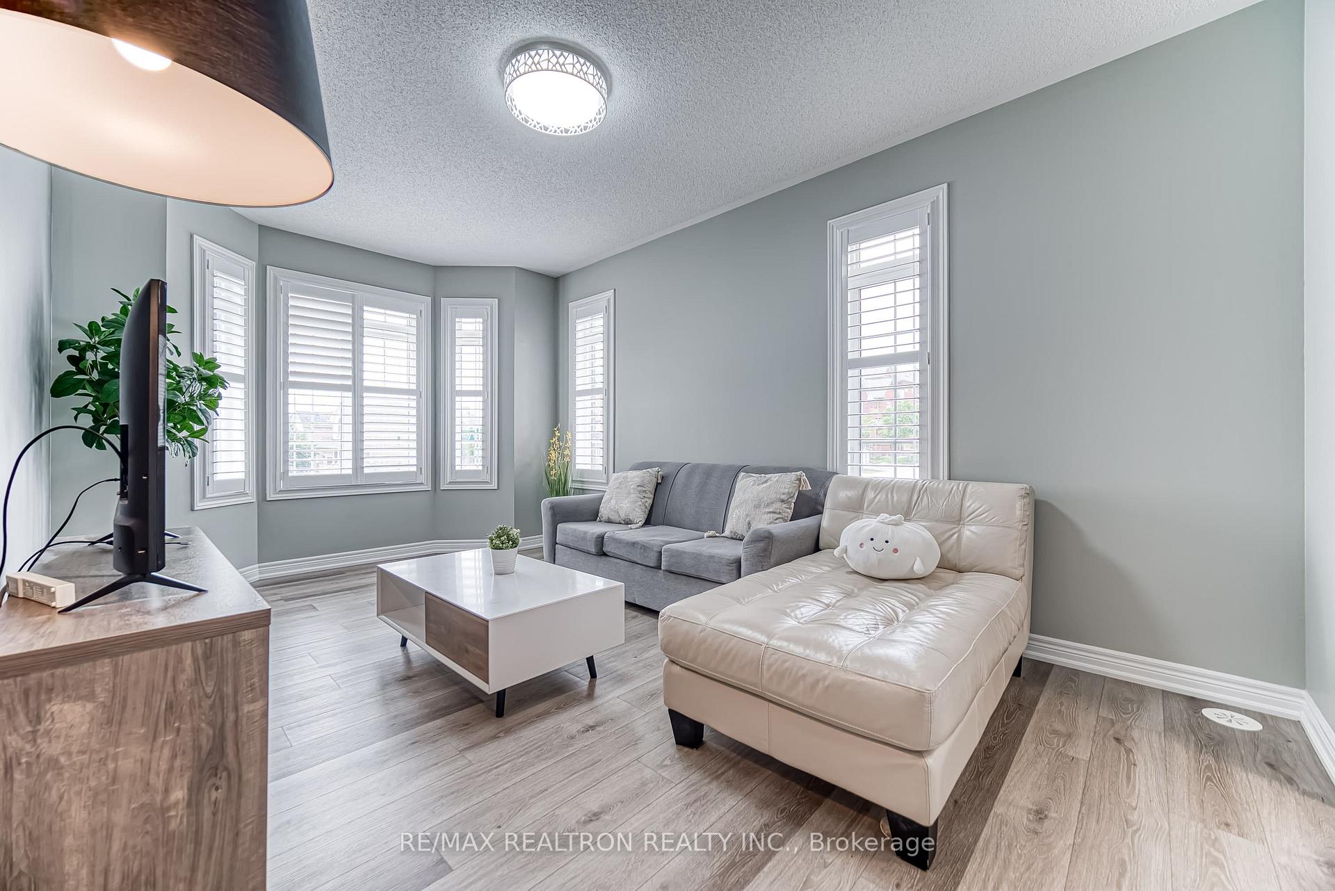Photo 4 of 5 Larry Grove Way, Markham, Greensborough — HOMEH