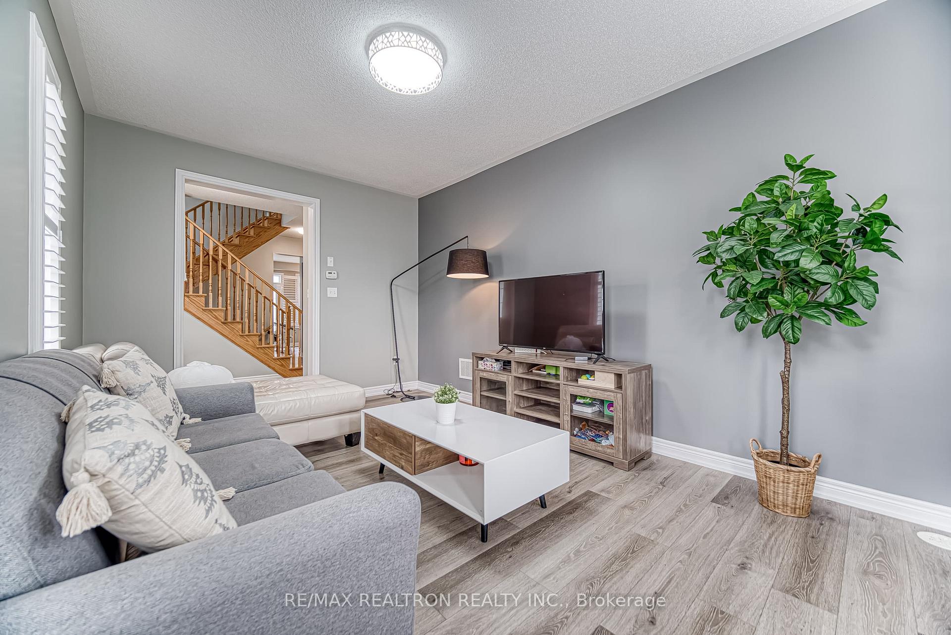 Photo 7 of 5 Larry Grove Way, Markham, Greensborough — HOMEH