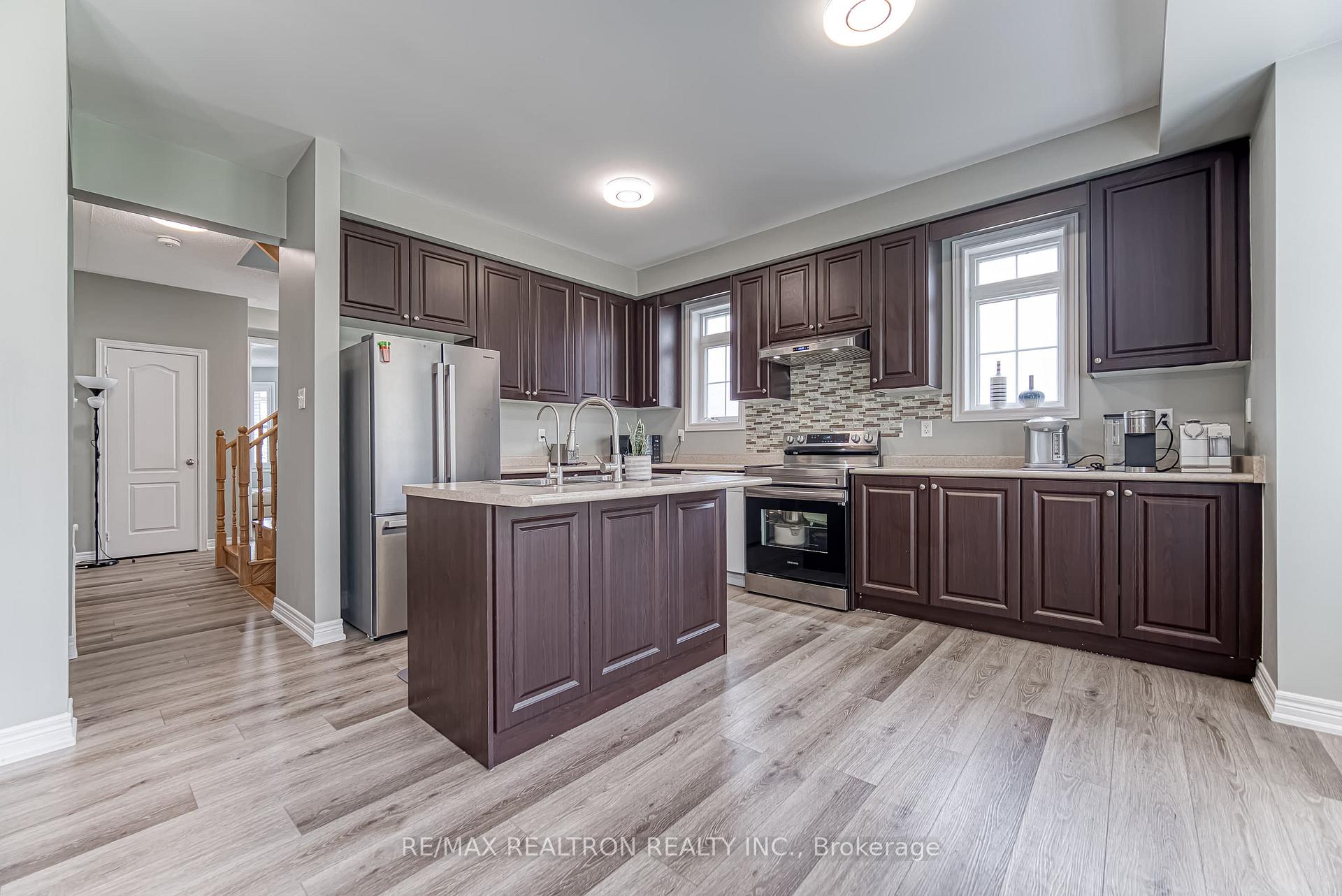 Photo 8 of 5 Larry Grove Way, Markham, Greensborough — HOMEH