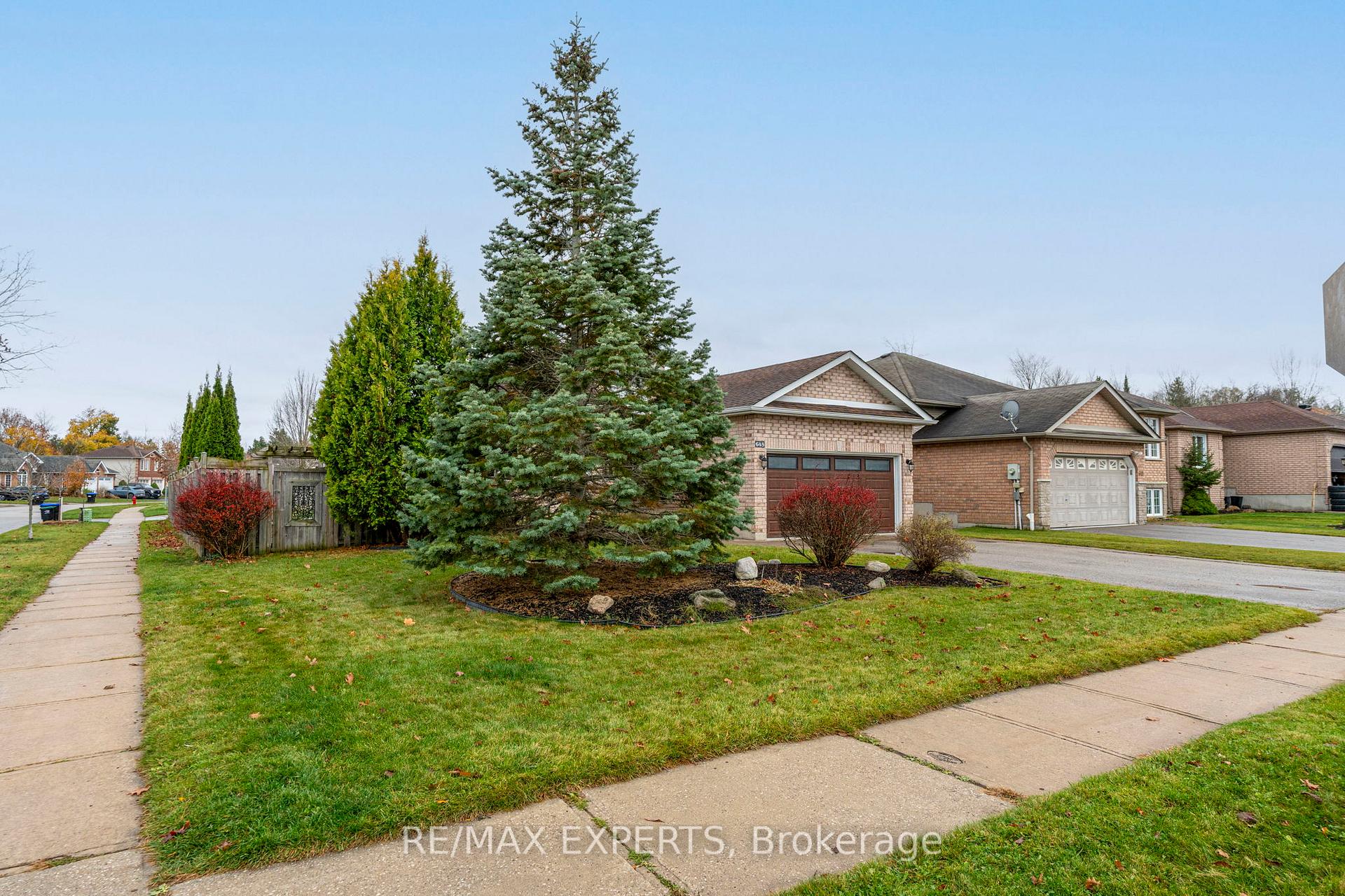 Photo 3 of 645 Glen Cedar Crescent, Innisfil, Rural Innisfil — HOMEH