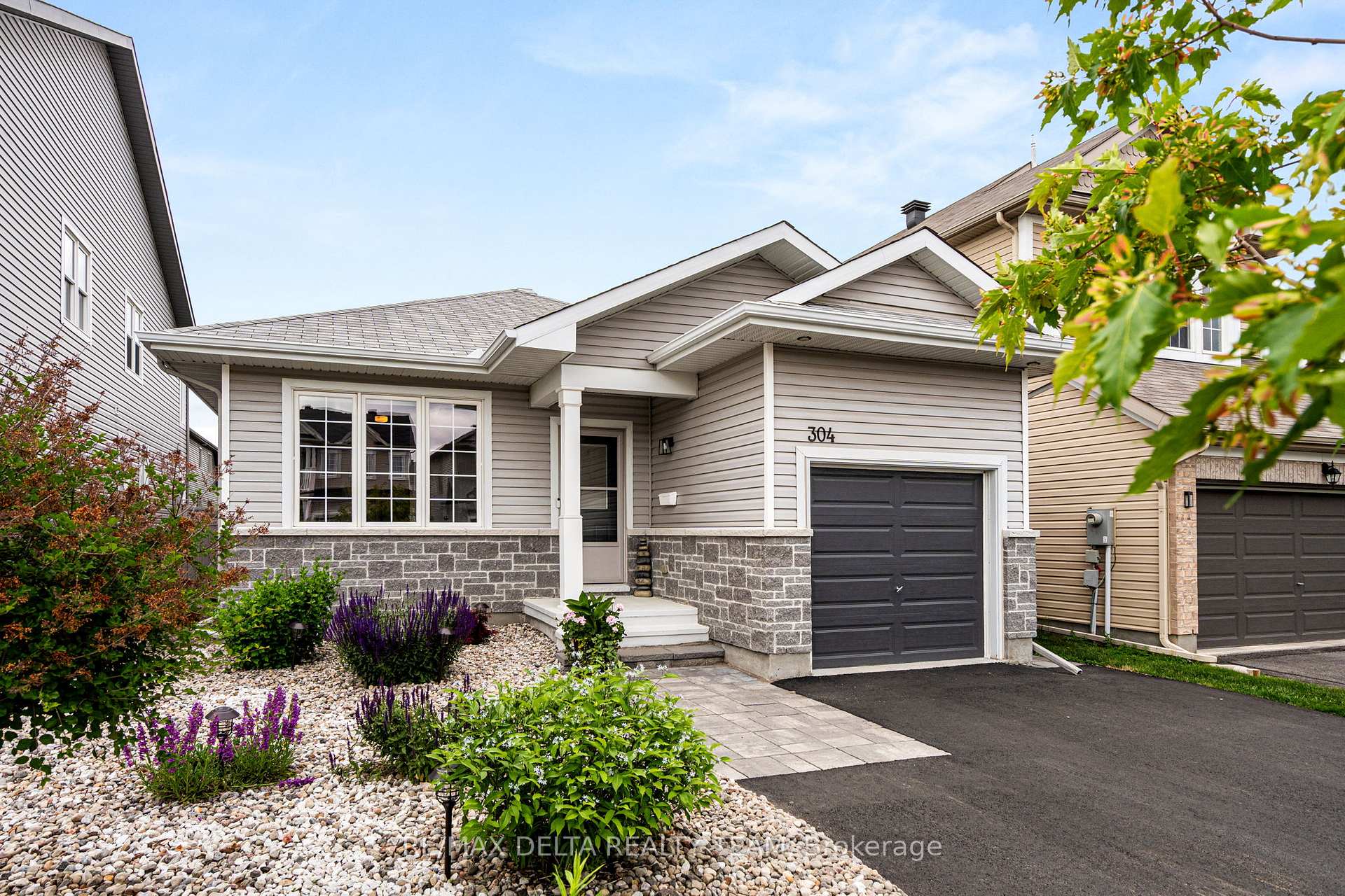 Photo 2 of 304 Bobolink Ridge, Ottawa, Kanata - Emerald Meadows/Trailwest — HOMEH