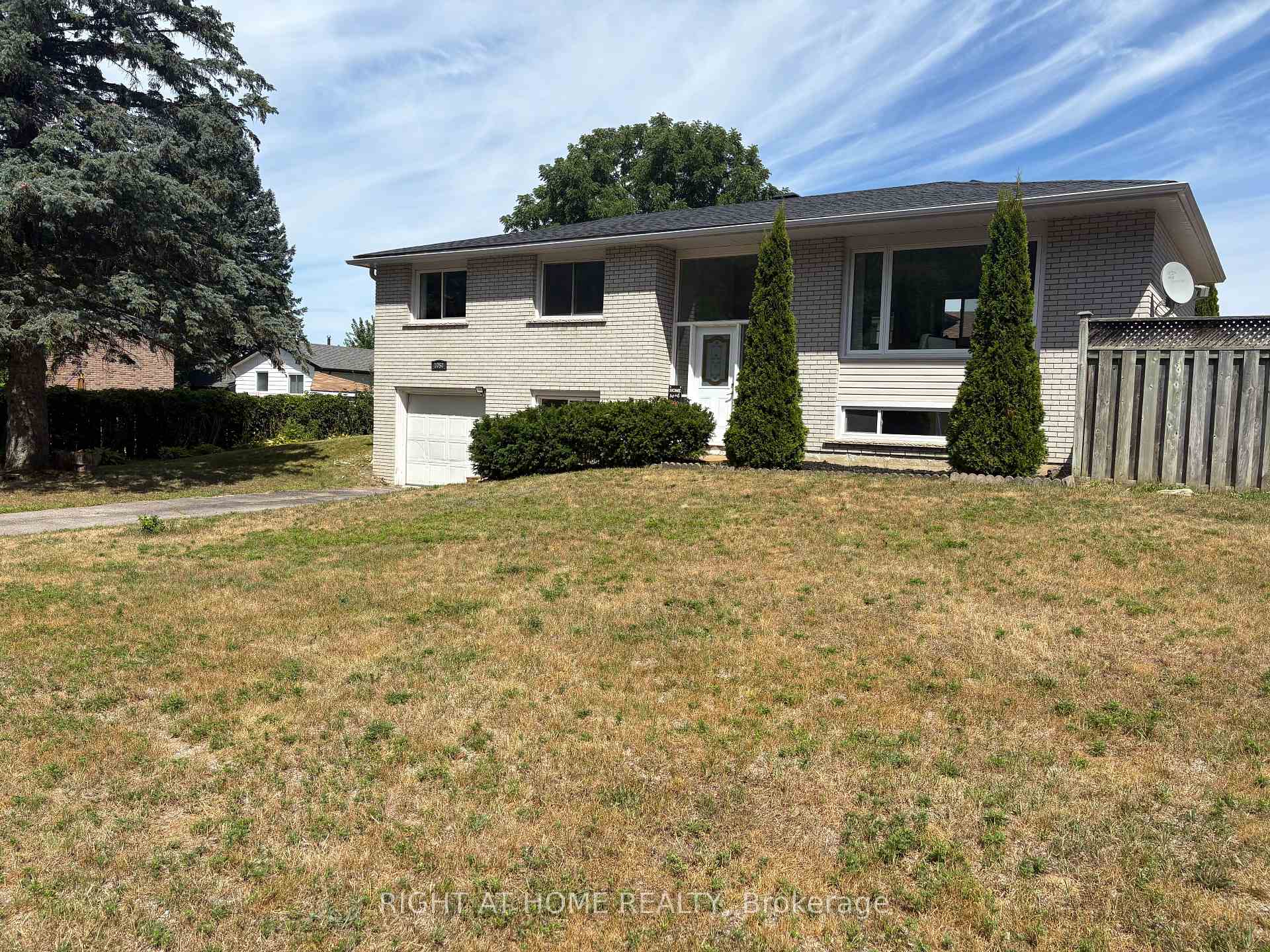 Photo 2 of 1050 Glen Mhor Crescent, Midland — HOMEH