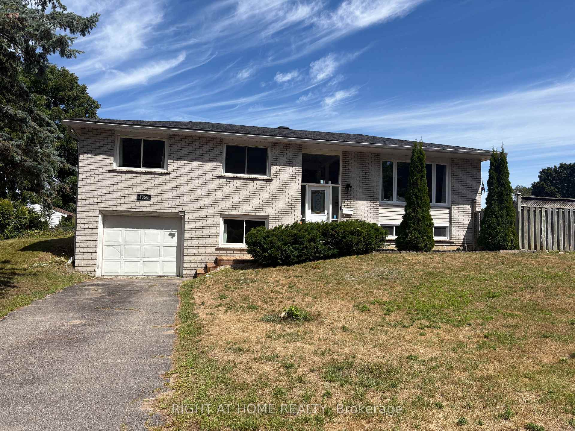 Photo 3 of 1050 Glen Mhor Crescent, Midland — HOMEH