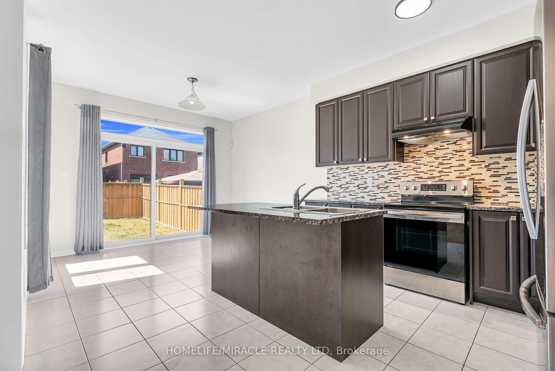 Photo 11 of 23 Royal Coachman Way, Hamilton, Stoney Creek — HOMEH