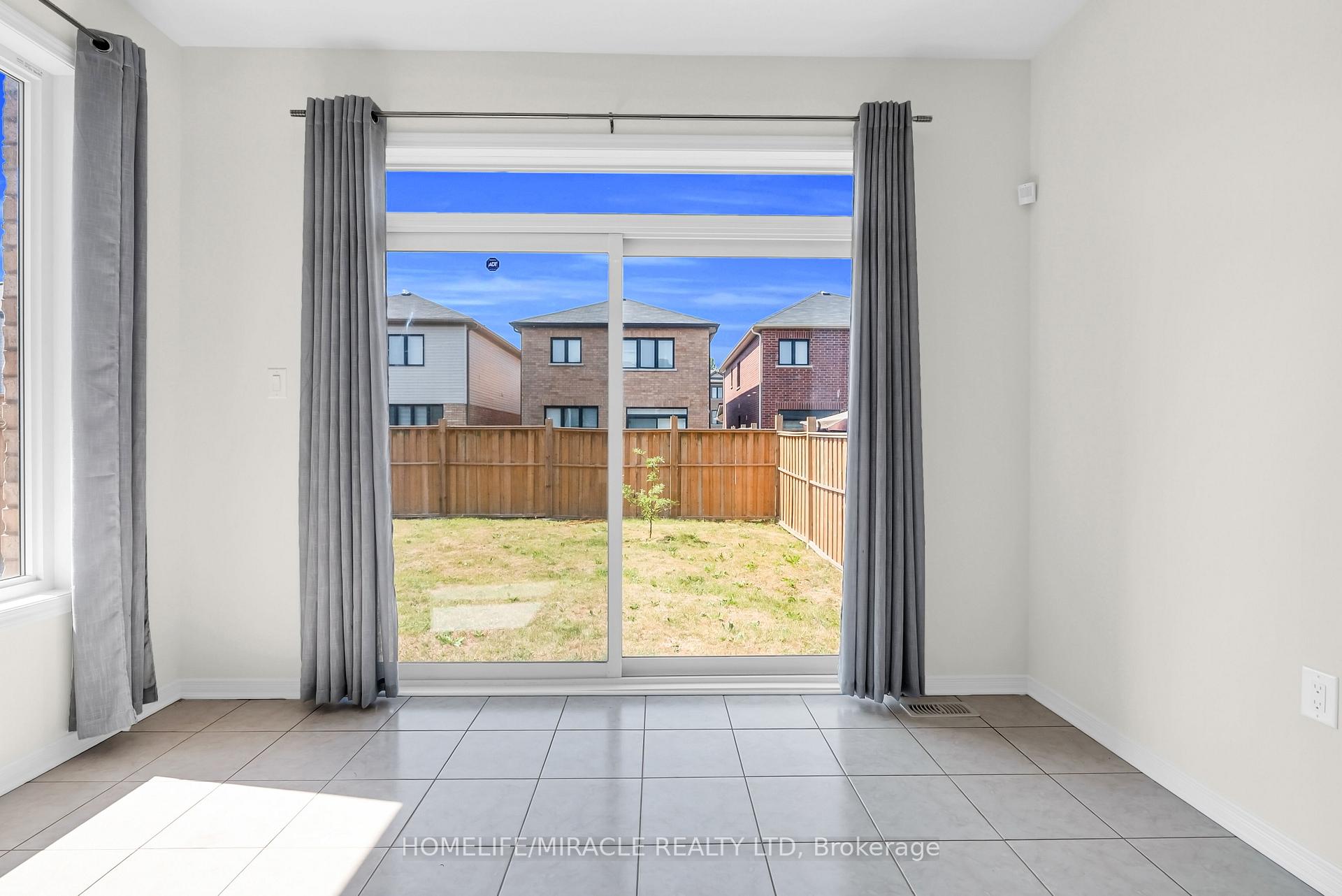 Photo 14 of 23 Royal Coachman Way, Hamilton, Stoney Creek — HOMEH