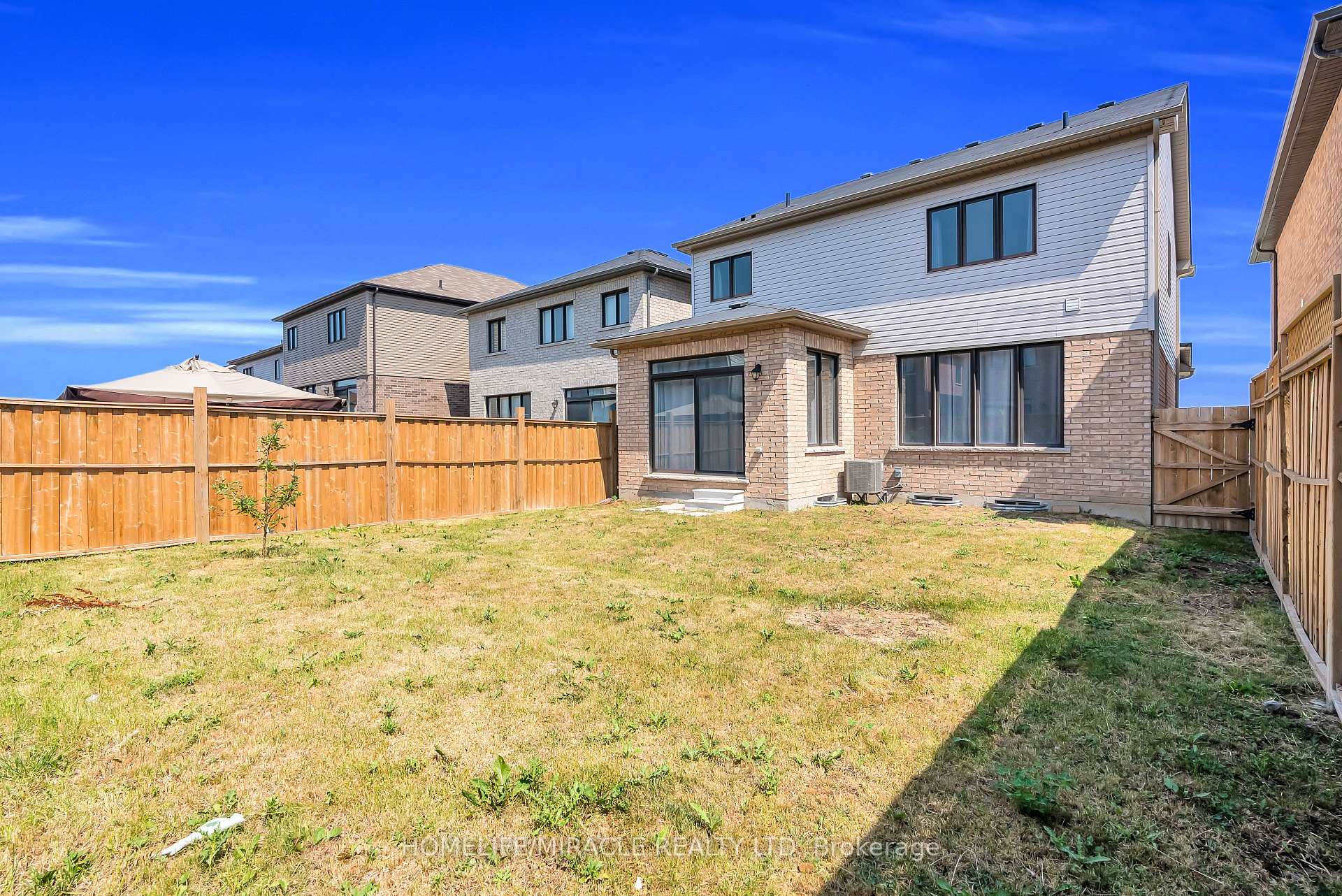 Photo 28 of 23 Royal Coachman Way, Hamilton, Stoney Creek — HOMEH