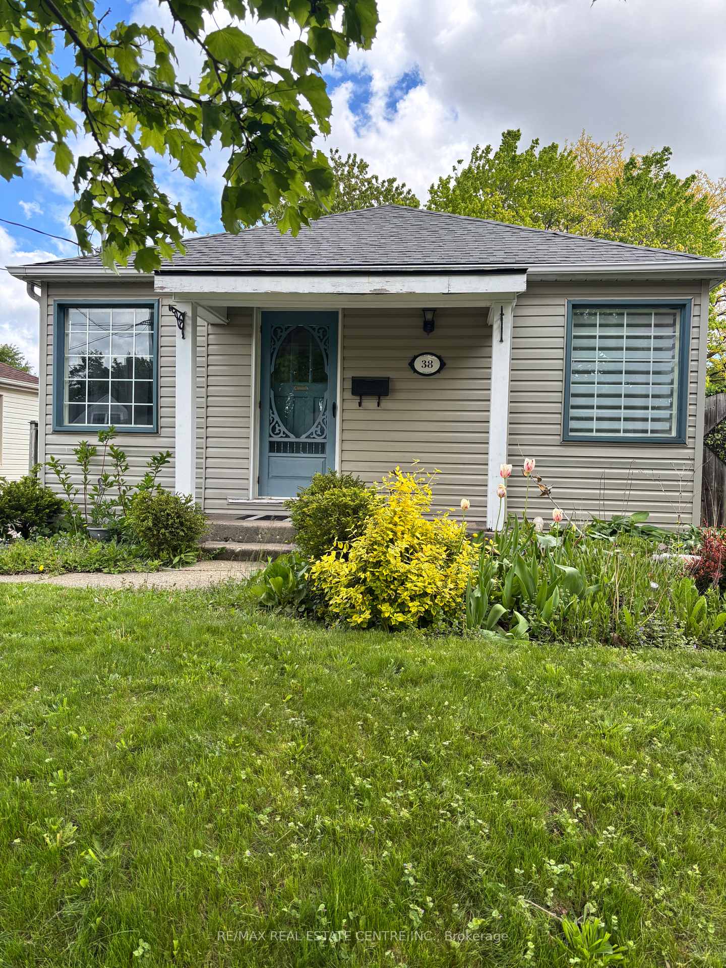 Photo 1 of 38 St Clair Avenue, Kitchener — HOMEH