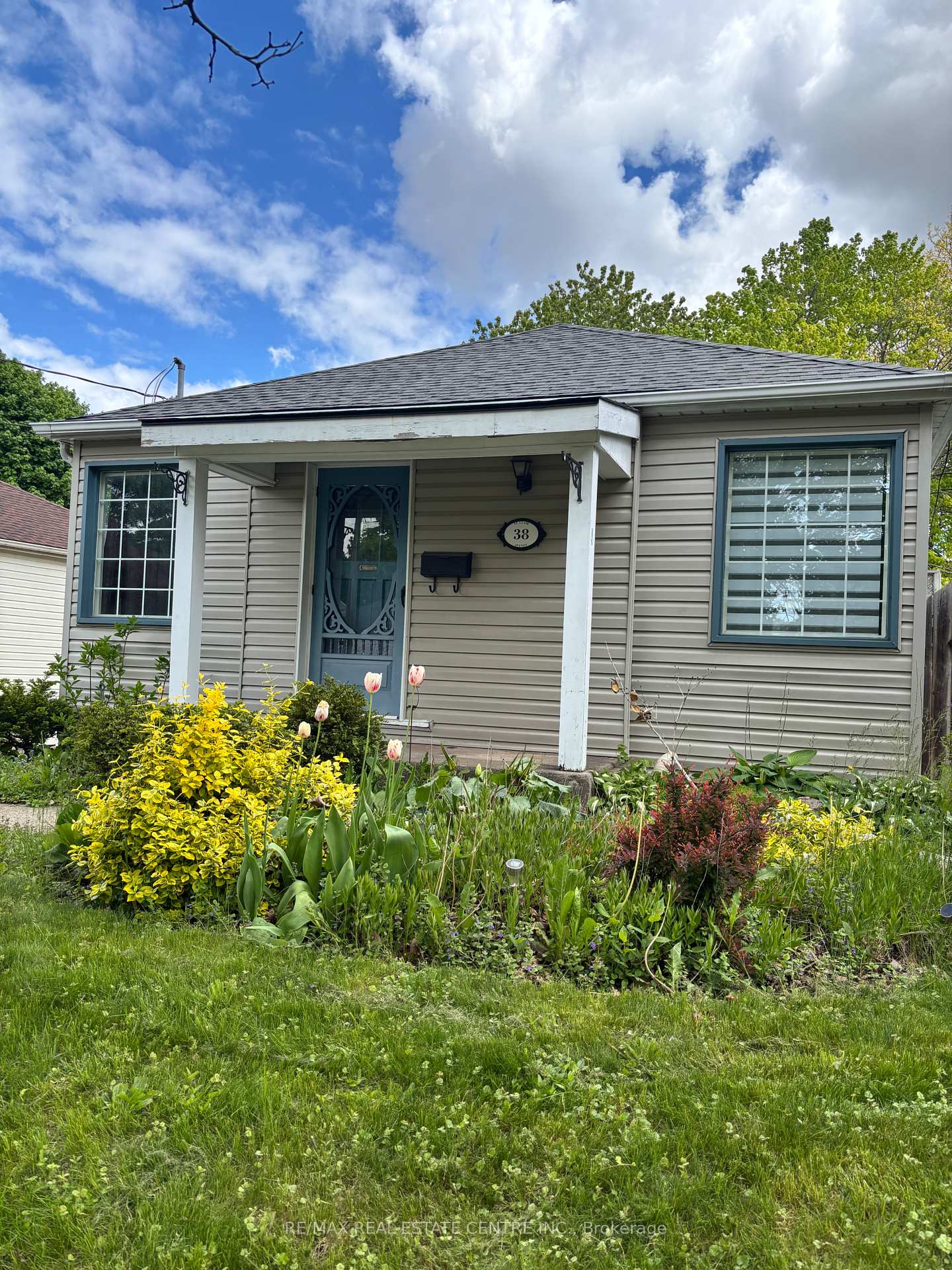 Photo 2 of 38 St Clair Avenue, Kitchener — HOMEH