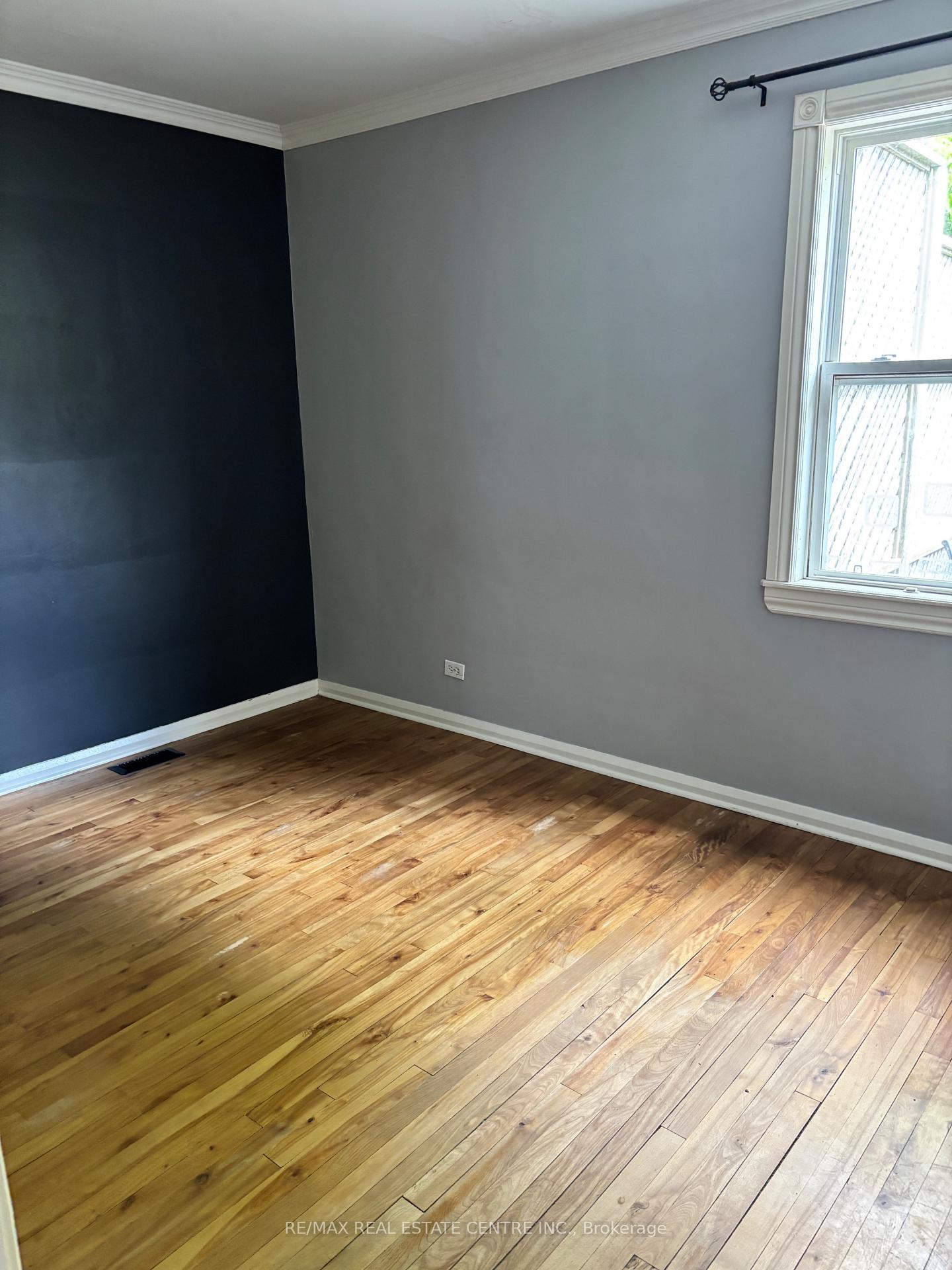 Photo 3 of 38 St Clair Avenue, Kitchener — HOMEH