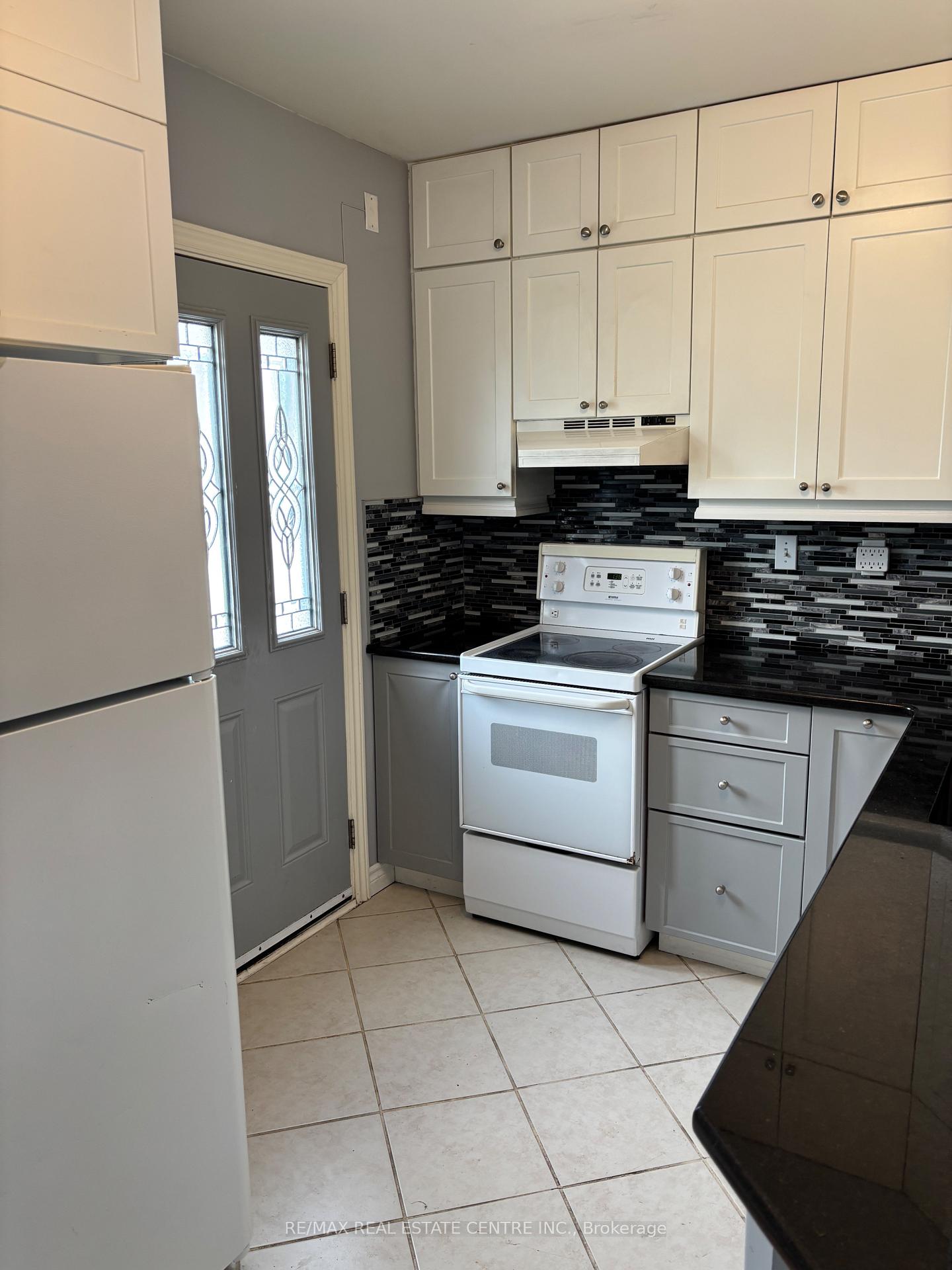 Photo 5 of 38 St Clair Avenue, Kitchener — HOMEH