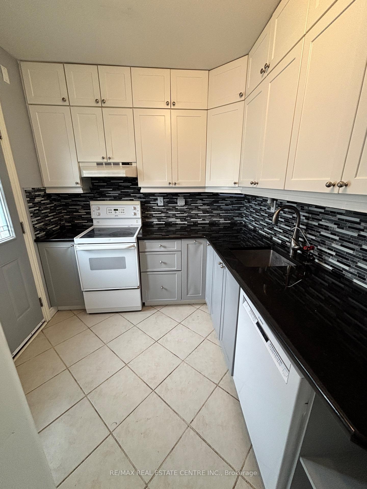 Photo 7 of 38 St Clair Avenue, Kitchener — HOMEH