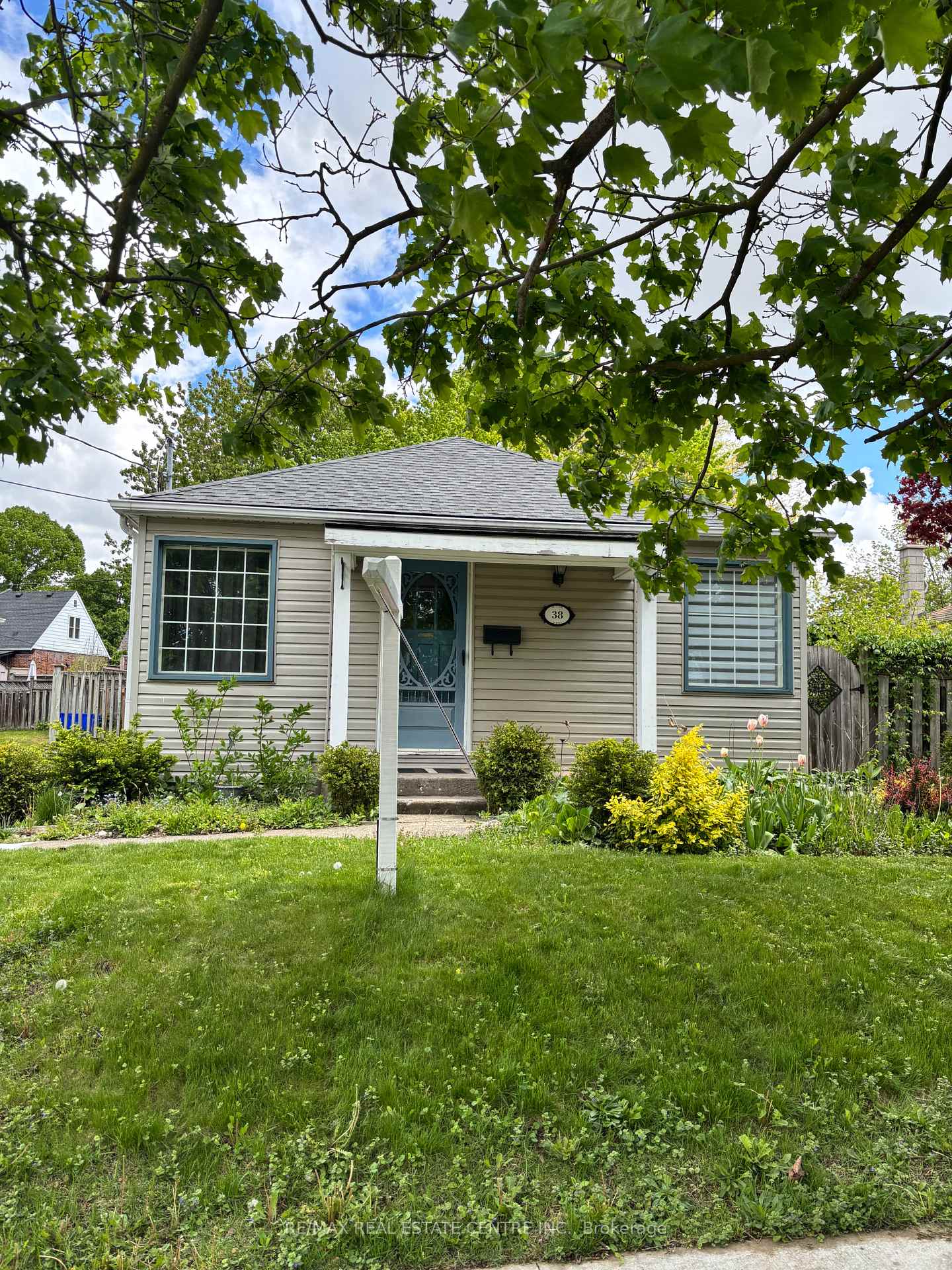 Photo 13 of 38 St Clair Avenue, Kitchener — HOMEH
