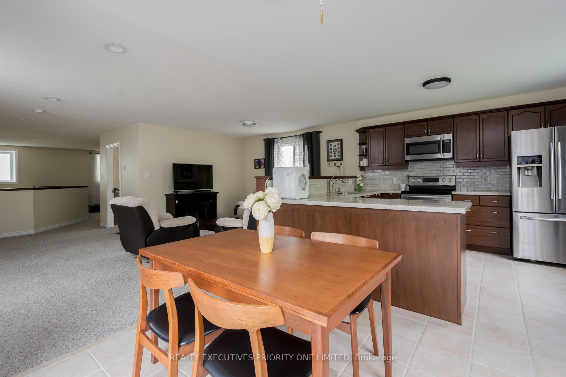 Photo 9 of 653 Chestnut Street, Innisfil, Rural Innisfil — HOMEH