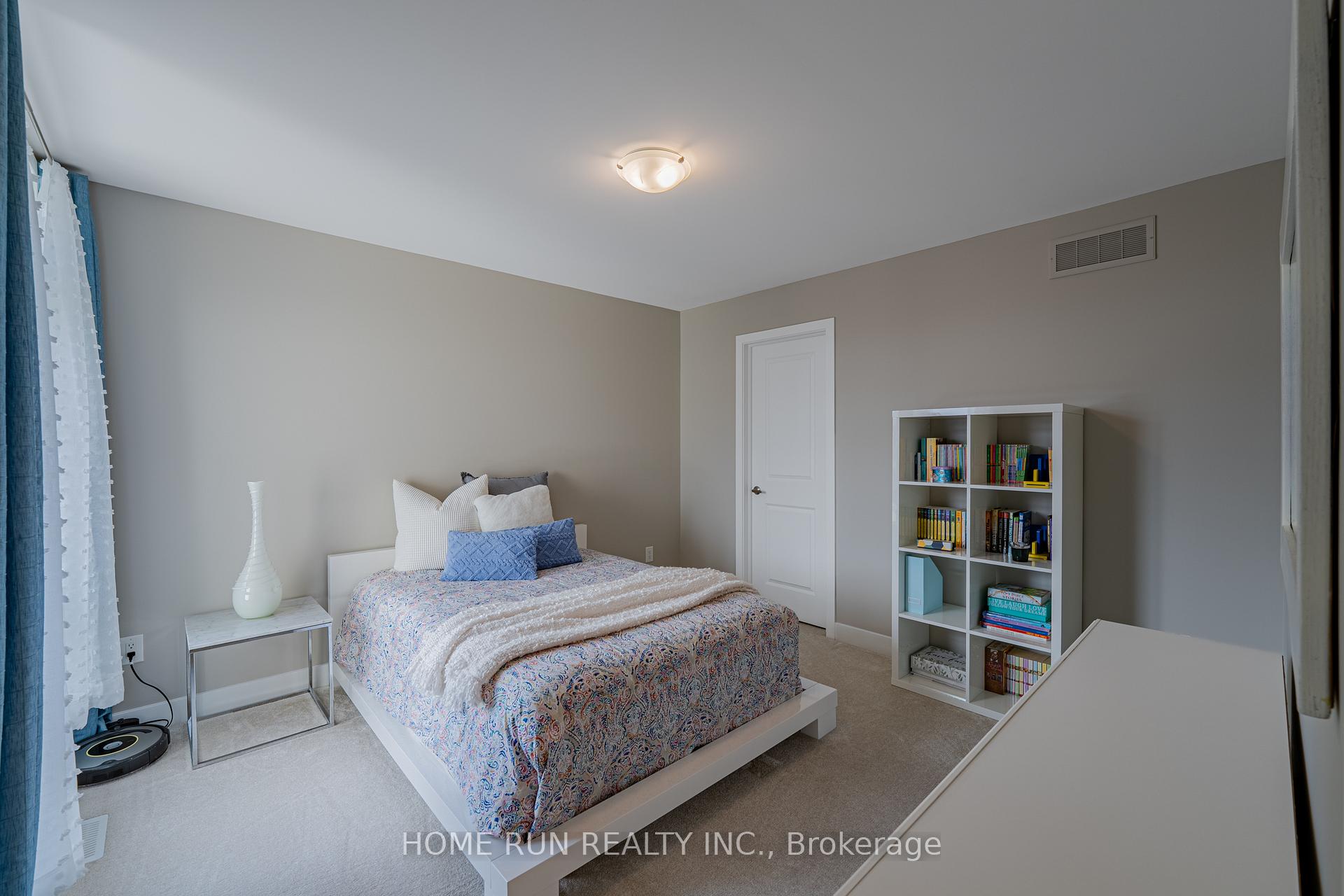 Photo 39 of 44 Thunderbolt Street, Ottawa, Kanata - Emerald Meadows/Trailwest — HOMEH